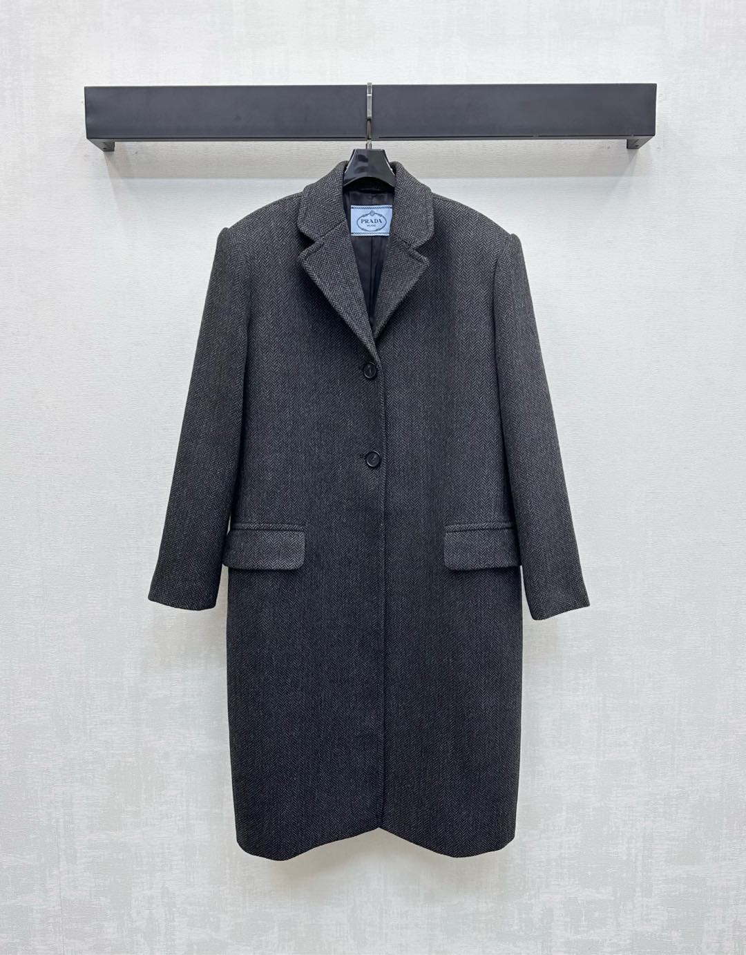 NO:497154,Prad*2025 new product lapel front shoulder long coat custom YB imported 100% cashmere wool material, comfortable and warm, obvious texture, superior texture, use gun-bar collar design, with open-clad button adjustment, add styling layering, symmetrical pocket style decoration and hem slit to highlight details, highlight brand tone, surface auxiliary material development, lapel long silhouette coat tailoring, length wrapping, excellent warmth performance, modification lines highlight temperament, fashionable and exquisite outfits, high version, prada, alexander wang19860909Prad*2025新品上架翻领正肩长款大衣定制YB进口百分百羊绒羊毛材质 舒适保暖 肌理明显 质感上乘 沿用枪驳领设计 配合开襟纽扣调节处理 增添造型层次感 对称口袋版型装饰配合下摆开叉点亮细节 彰显品牌调性 面辅料开发 翻领长款廓形大衣剪裁 长度包裹保暖性能极佳 修饰线条突出气质 时髦精穿搭首选 高版本,,prada,alexander wang,Women's clothing