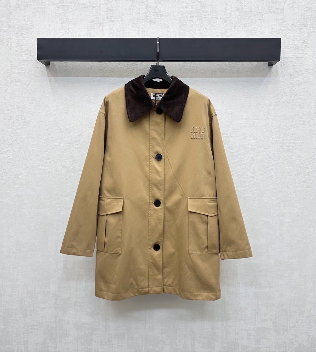 NO:497192,Miumi*2025 new product is on the shelves of spliced ​​collar windbreaker jacket custom YB imported twill cotton material, comfortable and breathable, crisp and stylish. The collar is used to contrasting corduroy splicing design, forming a double collision with the large body plain color, adding layered styling button adjustment, matching with the iconic letter logo on the chest, highlighting the brand tone, surface auxiliary material development, lapel windbreaker jacket tailoring, silhouette style creates a neutral and fashionable style, daily commuting outfit, available in all seasons, high-end version,,miumiu, jackets & coats,alexander wang19860909Miumi*2025新品上架拼接领风衣外套定制YB进口斜纹全棉材质 舒适透气 挺括有型 领口沿用灯芯绒撞色拼接设计 与大身素色形成双重碰撞 增添造型层次感 开襟纽扣调节处理 配合胸前标志性字母徽标装饰 彰显品牌调性 面辅料开发 翻领风衣外套剪裁 廓形版型打造中性飒爽时髦风格 日常通勤穿搭出彩时髦 四季皆可  高版本,,miumiu,jackets & coats,alexander wang,Women's clothing