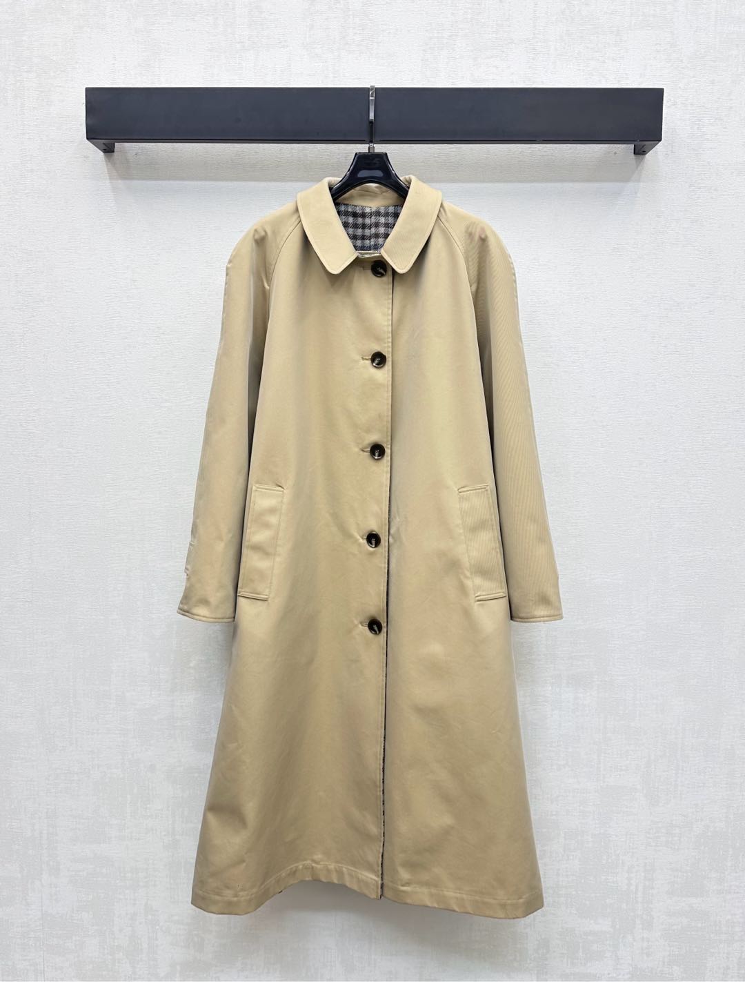 NO:497111,Miumi*2025 new product is on the shelves of two-sided windbreaker jackets, customized with YB imported cotton silk material, crisp and stylish, full texture, and the shoulder-falling style design creates a relaxed and casual style. The design concept of two-sided wear is simple and plain on one side, and the temperament pattern has the gentle and literary sense of the heroine of the Korean drama. High-end simplicity. Open-clad engraving button adjustment. The iconic letter logo is sewn with the back neckline to highlight the brand tone. The outfit is more neat and dexterous. The development of surface accessories. The lapel long windbreaker jacket is cut. The temperament is randomly switched. The lines create an elegant outline. Daily layering charm British elegance. High-version,,miumiu, jackets & coats,alexander wang19860909Miumi*2025新品上架两面穿风衣外套定制YB进口棉绸材质 挺括有型 质感十足 落肩版型设计打造松弛休闲风格 沿用两面穿设计理念 一面简约素色 一面气质格纹 自带韩剧女主的温婉文艺感 高级简约 开襟刻印纽扣调节处理 标志性字母徽标缝制后领口 彰显品牌调性 穿搭更显利落灵巧 面辅料开发 翻领长款风衣外套剪裁 气质随意切换 线条打造优雅的轮廓 日常叠穿魅力英伦优雅  高版本,,miumiu,jackets & coats,alexander wang,Women's clothing