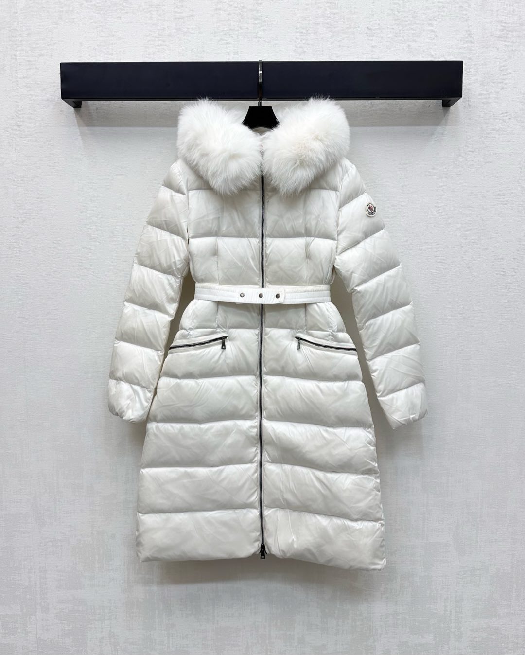 NO:497195,With dust bag Moncle*2025 new product is on the shelves with detachable hooded long down jacket with long hooded collar customized YB imported recycled nylon material, white goose down filling inside, light and warm, the whole piece is light and warm, the fleece collar is used to be used, windproof and cold, and fashionable, sleeve side flip pocket embossed with iconic badges and logo decoration, highlighting the brand tone, rectangular embossed elastic belt tightening treatment, modify the body shape, add to the styling layering, surface auxiliary material development, hooded long jacket style cut, integration of warmth and fashion, get rid of traditional bloated, velvet filling standard: national standard 90 velvet filling: white goose down High version 1-4,, jackets & coats, down jacket, hats, alexander wang19860909配防尘袋Moncle*2025新品上架可拆卸连帽毛领长款羽绒服定制YB进口再生尼龙材质 内里白鹅绒填充 整件轻盈保暖 毛领沿用可拆卸按扣设计 防风御寒与时尚兼容 袖侧翻盖口袋点缀标志性徽章标识装饰 彰显品牌调性 长方压纹弹力腰带收紧处理 修饰身形 增添造型层次感 面辅料开发 连帽长款外套版型剪裁 集保暖与时髦一体 摆脱传统臃肿感 充绒标准:国标90绒 充绒物:白鹅绒  高版本1-4,,jackets & coats,down jacket,hats,alexander wang,Women's clothing