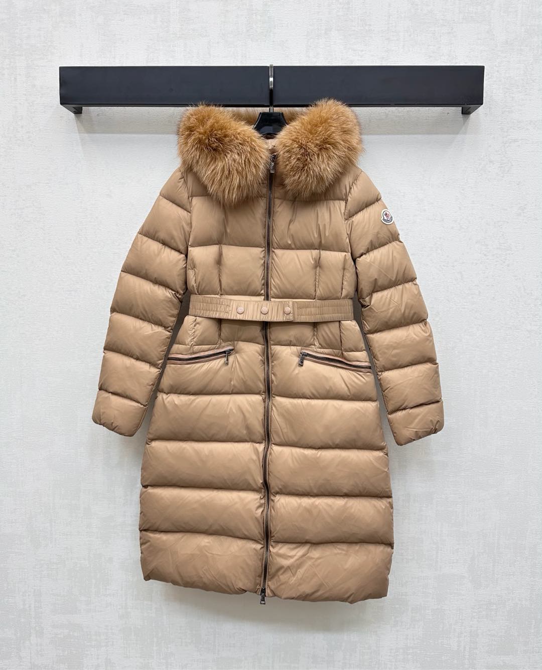 NO:497184,With dust bag Moncle*2025 new product is on the shelves with detachable hooded long down jacket with long hooded collar customized YB imported recycled nylon material, white goose down filling inside, light and warm, the whole piece is light and warm, the fleece collar is used to be used, windproof and cold, and fashionable, sleeve side flip pocket embossed with iconic badges and logo decoration, highlighting the brand tone, rectangular embossed elastic belt tightening treatment, modify the body shape, add to the styling layering, surface auxiliary material development, hooded long jacket style cut, integration of warmth and fashion, get rid of traditional bloated, velvet filling standard: national standard 90 velvet filling: white goose down High version 1-4,, jackets & coats, down jacket, hats, alexander wang19860909配防尘袋Moncle*2025新品上架可拆卸连帽毛领长款羽绒服定制YB进口再生尼龙材质 内里白鹅绒填充 整件轻盈保暖 毛领沿用可拆卸按扣设计 防风御寒与时尚兼容 袖侧翻盖口袋点缀标志性徽章标识装饰 彰显品牌调性 长方压纹弹力腰带收紧处理 修饰身形 增添造型层次感 面辅料开发 连帽长款外套版型剪裁 集保暖与时髦一体 摆脱传统臃肿感 充绒标准:国标90绒 充绒物:白鹅绒  高版本1-4,,jackets & coats,down jacket,hats,alexander wang,Women's clothing