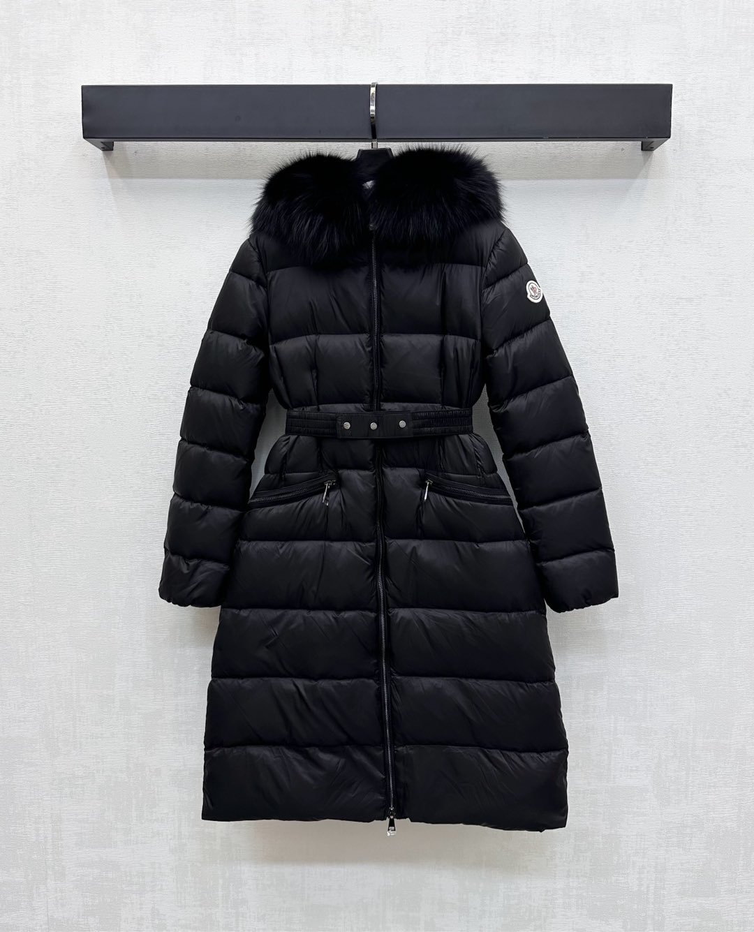 NO:497167,With dust bag Moncle*2025 new product is on the shelves with detachable hooded long down jacket with long hooded collar customized YB imported recycled nylon material, white goose down filling inside, light and warm, the whole piece is light and warm, the fleece collar is used to be used, windproof and cold, and fashionable, sleeve side flip pocket embossed with iconic badges and logo decoration, highlighting the brand tone, rectangular embossed elastic belt tightening treatment, modify the body shape, add to the styling layering, surface auxiliary material development, hooded long jacket style cut, integration of warmth and fashion, get rid of traditional bloated, velvet filling standard: national standard 90 velvet filling: white goose down High version 1-4,, jackets & coats, down jacket, hats, alexander wang19860909配防尘袋Moncle*2025新品上架可拆卸连帽毛领长款羽绒服定制YB进口再生尼龙材质 内里白鹅绒填充 整件轻盈保暖 毛领沿用可拆卸按扣设计 防风御寒与时尚兼容 袖侧翻盖口袋点缀标志性徽章标识装饰 彰显品牌调性 长方压纹弹力腰带收紧处理 修饰身形 增添造型层次感 面辅料开发 连帽长款外套版型剪裁 集保暖与时髦一体 摆脱传统臃肿感 充绒标准:国标90绒 充绒物:白鹅绒  高版本1-4,,jackets & coats,down jacket,hats,alexander wang,Women's clothing