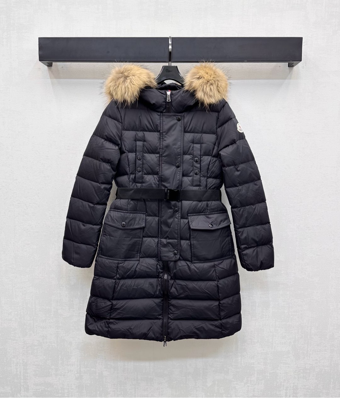 NO:502142,With dust bag Moncle*2025 new product is on the shelves with detachable hooded long down jacket with long hooded collar customized YB imported recycled nylon material, white goose down filling in the inner part, light and warm, the fleece collar is used to be detachable snap buckle design, windproof and cold protection and fashion compatibility, sleeve side flip pocket embossed with iconic badge logo decoration, highlighting the brand tone, rectangular embossed elastic belt tightening treatment, modify body shape, add to the styling layering, surface auxiliary material development, hooded mid-length jacket style cut, integrating warmth and fashionable, getting rid of traditional bloated, velvet filling standard: national standard 90 velvet filling: white goose down High version 1-4,, jackets & coats, down jacket, hats, alexander wang19860909配防尘袋Moncle*2025新品上架可拆卸连帽毛领长款羽绒服定制YB进口再生尼龙材质 内里白鹅绒填充 整件轻盈保暖 毛领沿用可拆卸按扣设计 防风御寒与时尚兼容 袖侧翻盖口袋点缀标志性徽章标识装饰 彰显品牌调性 长方压纹弹力腰带收紧处理 修饰身形 增添造型层次感 面辅料开发 连帽中长款外套版型剪裁 集保暖与时髦一体 摆脱传统臃肿感 充绒标准:国标90绒 充绒物:白鹅绒  高版本1-4,,jackets & coats,down jacket,hats,alexander wang,Women's clothing