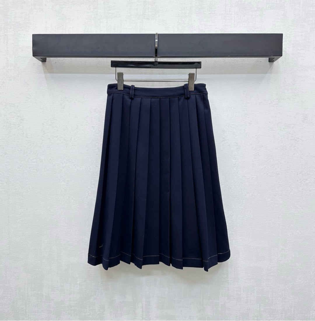 NO:497264,Miumi*2025 new product is available on the shelves of high-waist pleated skirt custom YB imported cotton-elastic material. Delicate texture. The texture is obvious. The yellow bright line outline of the whole body increases the design highlights. Combined with the three-dimensional pleated skirt hem, adds the overall sense of layering. The mid-length style effectively covers the flesh and makes it look slimming. The waist is decorated with iconic letter logo embellishment to highlight the brand tone. The surface and auxiliary materials are developed. The high-waist skirt style tailoring can be matched with the same series of jackets. Complete sets of outfits reduce age-reducing college style. Daily commuting and dates. High-version 2 colors,,miumiu, skirts, jackets & coats, jackets & coats, alexander wang19860909Miumi*2025新品上架高腰压褶半裙定制YB进口棉纶材质 细腻质感 肌理明显 通体黄色明线轮廓增加设计亮点 配合立体压褶裙摆造型处理 增添整体层次感 中长款式有效遮肉显瘦 后腰融入标志性字母徽标点缀装饰 彰显品牌调性 面辅料开发 高腰半裙版型剪裁 可搭配同系列夹克外套 成套穿搭减龄学院风 日常通勤约会都  高版本2色,,miumiu,skirts,jackets & coats,jackets & coats,alexander wang,Women's clothing