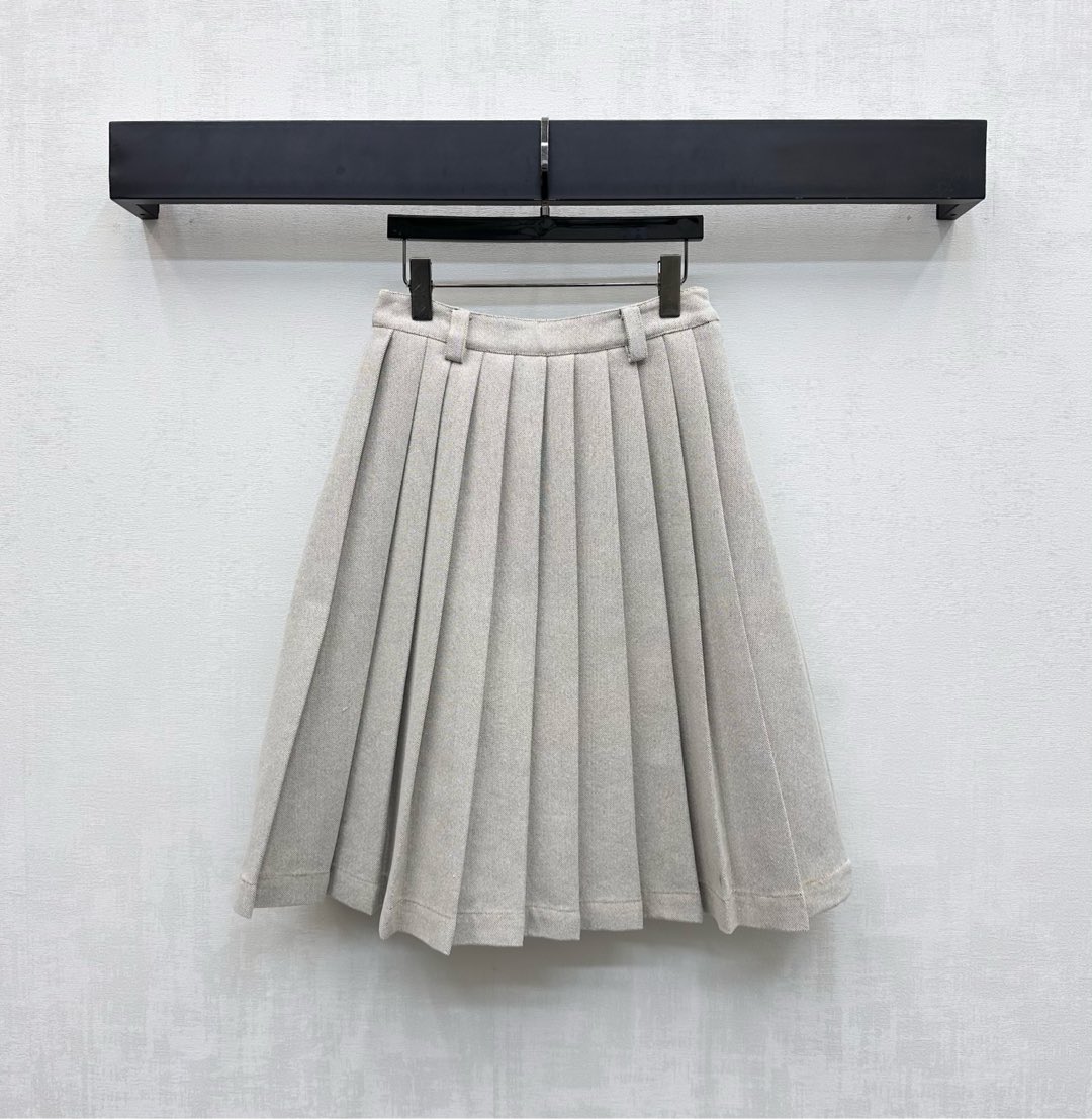 NO:497243,Miumi*2025 new product is available on the shelves of high-waist pleated skirt custom YB imported cotton-elastic material. Delicate texture. The texture is obvious. The yellow bright line outline of the whole body increases the design highlights. Combined with the three-dimensional pleated skirt hem, adds the overall sense of layering. The mid-length style effectively covers the flesh and makes it look slimming. The waist is decorated with iconic letter logo embellishment to highlight the brand tone. The surface and auxiliary materials are developed. The high-waist skirt style tailoring can be matched with the same series of jackets. Complete sets of outfits reduce age-reducing college style. Daily commuting and dates. High-version 2 colors,,miumiu, skirts, jackets & coats, jackets & coats, alexander wang19860909Miumi*2025新品上架高腰压褶半裙定制YB进口棉纶材质 细腻质感 肌理明显 通体黄色明线轮廓增加设计亮点 配合立体压褶裙摆造型处理 增添整体层次感 中长款式有效遮肉显瘦 后腰融入标志性字母徽标点缀装饰 彰显品牌调性 面辅料开发 高腰半裙版型剪裁 可搭配同系列夹克外套 成套穿搭减龄学院风 日常通勤约会都  高版本2色,,miumiu,skirts,jackets & coats,jackets & coats,alexander wang,Women's clothing