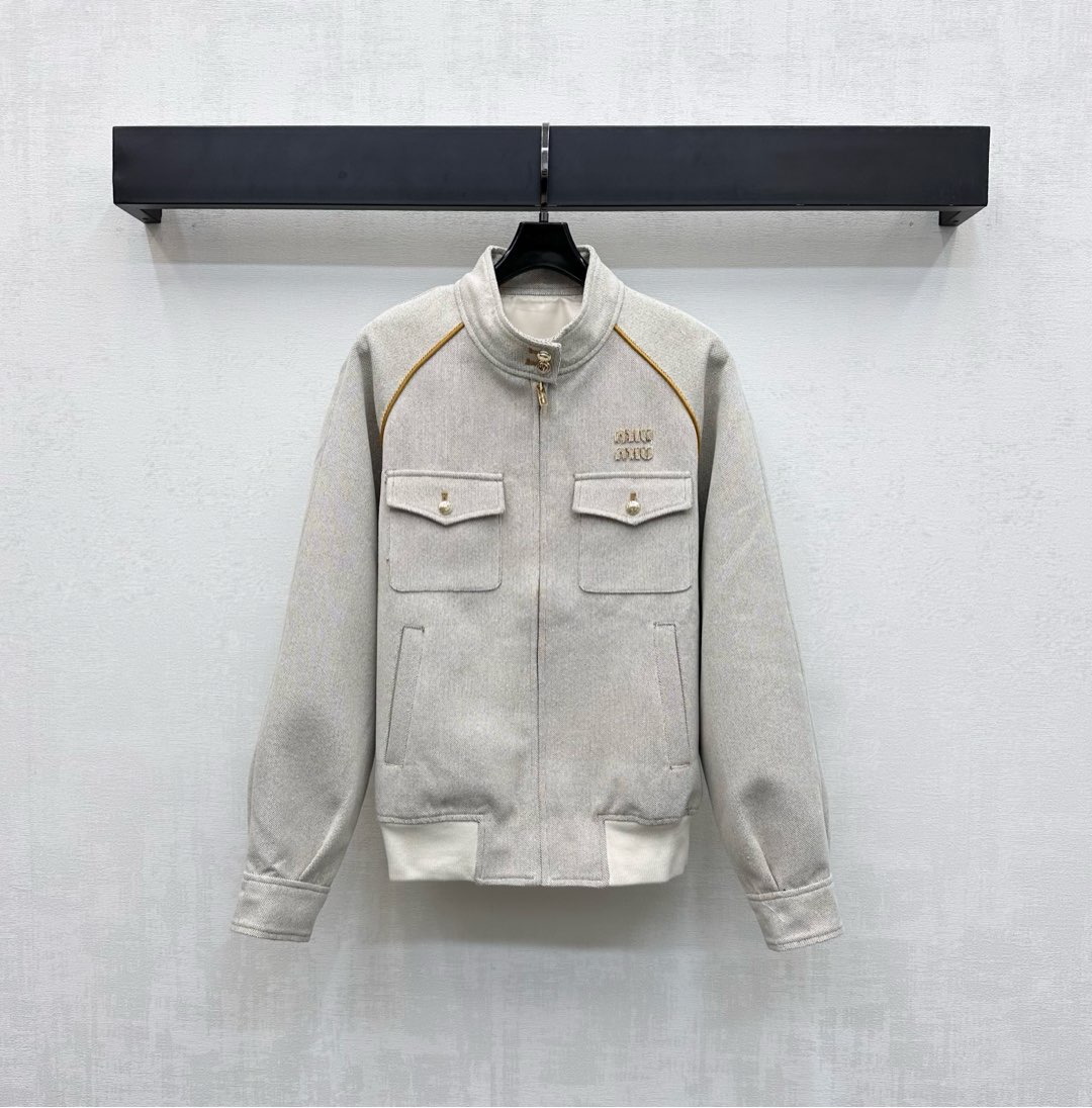 NO:497257,Miumi*2025 new product stand-alone collar jacket custom YB imported cotton-elastic material, delicate texture, obvious texture, neat cut and easy outline right-angle shoulder lines, yellow bright line outlines all body add design highlights, match the front mat and the chest are treated with contrasting three-dimensional edges to add layered shapes, outlined outlines more textured, iconic letter logo embellishment on the chest, highlighting the brand tone, surface auxiliary materials development, stand-alone jacket jacket style tailoring, can be matched with skirts in the same series, complete sets of outfits to reduce age, college style, daily commuting and dates, high version 2 colors,,miumiu, skirts, jackets & coats, jackets & coats, alexander wang19860909Miumi*2025新品上架立领夹克外套定制YB进口棉纶材质 细腻质感 肌理明显 利落裁剪轻松勾勒直角肩线条 通体黄色明线轮廓增加设计亮点 配合前襟胸前均以撞色立体捆边处理 增添造型层次感 勾勒轮廓更显质感 胸前标志性字母徽标点缀 彰显品牌调性 面辅料开发 立领夹克外套版型剪裁 可搭配同系列半裙 成套穿搭减龄学院风 日常通勤约会都  高版本2色,,miumiu,skirts,jackets & coats,jackets & coats,alexander wang,Women's clothing