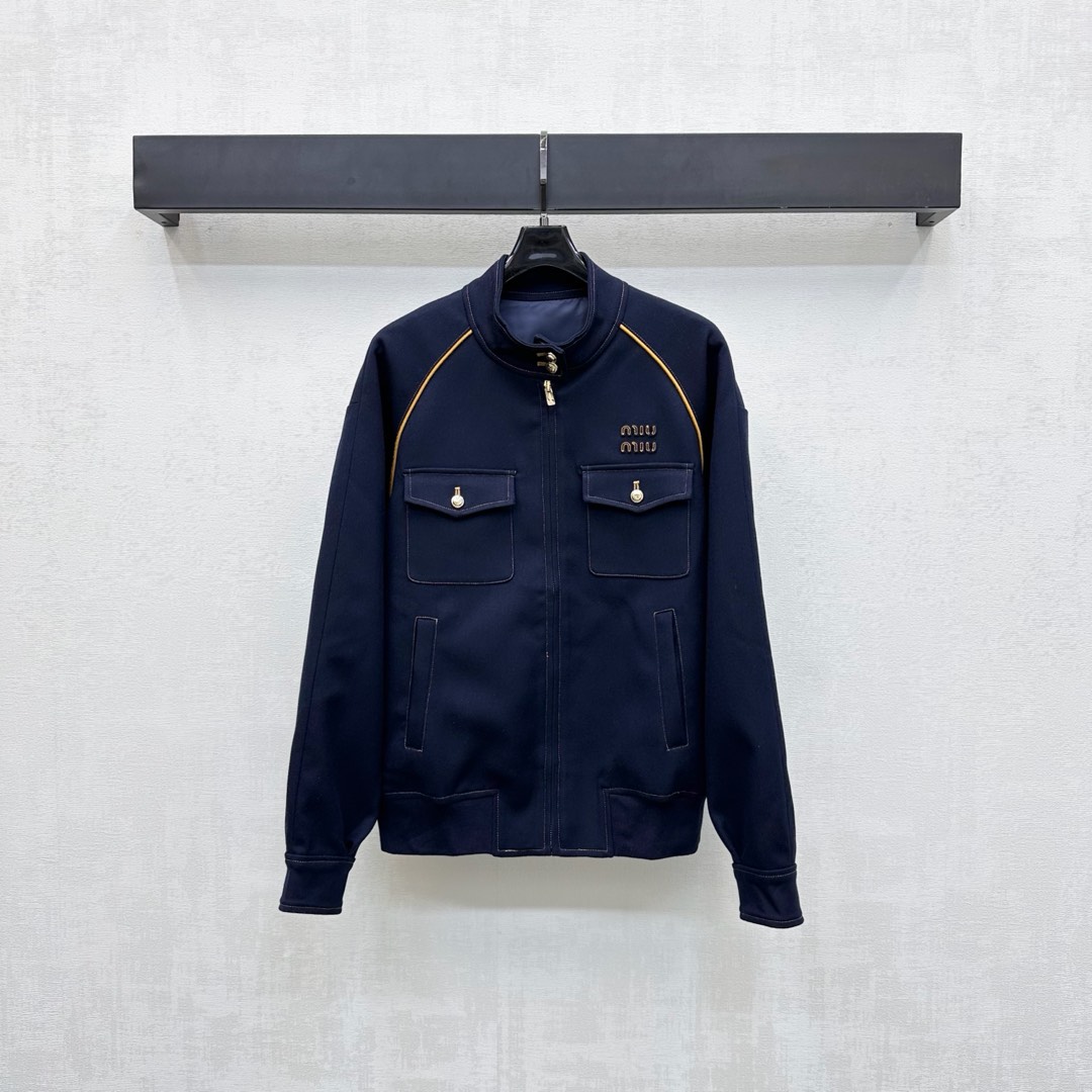 NO:497228,Miumi*2025 new product stand-alone collar jacket custom YB imported cotton-elastic material, delicate texture, obvious texture, neat cut and easy outline right-angle shoulder lines, yellow bright line outlines all body add design highlights, match the front mat and the chest are treated with contrasting three-dimensional edges to add layered shapes, outlined outlines more textured, iconic letter logo embellishment on the chest, highlighting the brand tone, surface auxiliary materials development, stand-alone jacket jacket style tailoring, can be matched with skirts in the same series, complete sets of outfits to reduce age, college style, daily commuting and dates, high version 2 colors,,miumiu, skirts, jackets & coats, jackets & coats, alexander wang19860909Miumi*2025新品上架立领夹克外套定制YB进口棉纶材质 细腻质感 肌理明显 利落裁剪轻松勾勒直角肩线条 通体黄色明线轮廓增加设计亮点 配合前襟胸前均以撞色立体捆边处理 增添造型层次感 勾勒轮廓更显质感 胸前标志性字母徽标点缀 彰显品牌调性 面辅料开发 立领夹克外套版型剪裁 可搭配同系列半裙 成套穿搭减龄学院风 日常通勤约会都  高版本2色,,miumiu,skirts,jackets & coats,jackets & coats,alexander wang,Women's clothing