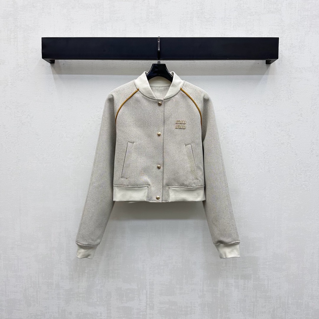 NO:497218,Miumi*2025 new product stand-alone short jacket jacket custom made of YB imported cotton-elastic material, delicate texture, obvious texture, neat cut and easy outline right-angle shoulder lines, yellow bright line outlines all body add design highlights, match the front mat and the chest are treated with contrasting three-dimensional edges to add layered shapes, outlined outlines more textured, iconic letter logo embellishment on the chest, highlighting the brand tone, surface auxiliary materials development, stand-alone jacket jacket style tailoring, can be matched with skirts in the same series, complete sets of wear to reduce age, college style, daily commuting and dates, high version 2 colors,,miumiu, skirts, jackets & coats, jackets & coats, alexander wang19860909Miumi*2025新品上架立领短款夹克外套定制YB进口棉纶材质 细腻质感 肌理明显 利落裁剪轻松勾勒直角肩线条 通体黄色明线轮廓增加设计亮点 配合前襟胸前均以撞色立体捆边处理 增添造型层次感 勾勒轮廓更显质感 胸前标志性字母徽标点缀 彰显品牌调性 面辅料开发 立领夹克外套版型剪裁 可搭配同系列半裙 成套穿搭减龄学院风 日常通勤约会都  高版本2色,,miumiu,skirts,jackets & coats,jackets & coats,alexander wang,Women's clothing