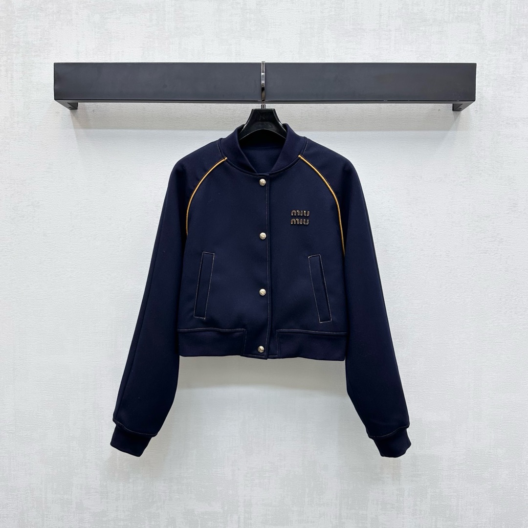 NO:497207,Miumi*2025 new product stand-alone short jacket jacket custom made of YB imported cotton-elastic material, delicate texture, obvious texture, neat cut and easy outline right-angle shoulder lines, yellow bright line outlines all body add design highlights, match the front mat and the chest are treated with contrasting three-dimensional edges to add layered shapes, outlined outlines more textured, iconic letter logo embellishment on the chest, highlighting the brand tone, surface auxiliary materials development, stand-alone jacket jacket style tailoring, can be matched with skirts in the same series, complete sets of wear to reduce age, college style, daily commuting and dates, high version 2 colors,,miumiu, skirts, jackets & coats, jackets & coats, alexander wang19860909Miumi*2025新品上架立领短款夹克外套定制YB进口棉纶材质 细腻质感 肌理明显 利落裁剪轻松勾勒直角肩线条 通体黄色明线轮廓增加设计亮点 配合前襟胸前均以撞色立体捆边处理 增添造型层次感 勾勒轮廓更显质感 胸前标志性字母徽标点缀 彰显品牌调性 面辅料开发 立领夹克外套版型剪裁 可搭配同系列半裙 成套穿搭减龄学院风 日常通勤约会都  高版本2色,,miumiu,skirts,jackets & coats,jackets & coats,alexander wang,Women's clothing