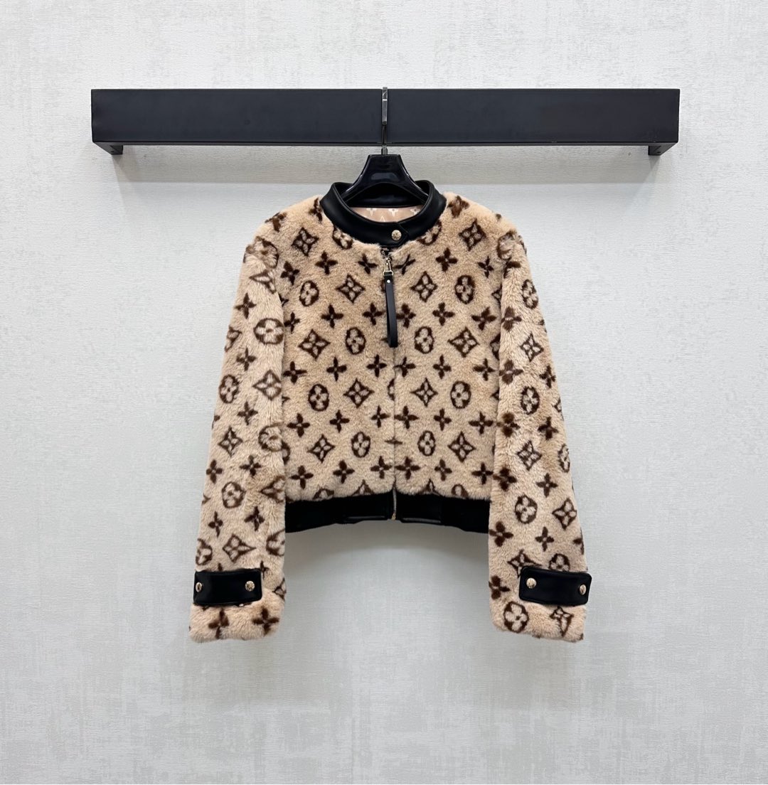 NO:497229,Louis Vuitto*2025 new product stand-alone fur coat custom YB imported material, sufficient wool quantity, windproof and cold protection, lightweight on and off, neckline extends to the hem splicing contrasting leather treatment, echoing the front zipper and cuffs, adding layered look, the whole body is covered with iconic four-leaf clover letter pattern elements, and embellished with the dark pattern logo of lining, highlighting the brand tone, surface auxiliary material development, stand-alone jacket jacket style tailoring, top body fashionable and versatile, style fashionable, essential outfits, first choice for autumn and winter, high version,, louis vuitton, jackets & coats, jackets & coats, alexander wang19860909Louis Vuitto*2025新品上架立领皮草毛外套定制YB进口材质 毛量充足 防风御寒 轻便穿脱 领口延伸至下摆拼接撞色皮革处理 与前襟拉链和袖口相互呼应 增添造型层次感 通体铺满标志性四叶草字母图案元素 配合里布暗纹徽标点缀 彰显品牌调性 面辅料开发 立领夹克外套版型剪裁 上身时髦百搭 穿搭风格洋气 秋冬必备穿搭首选  高版本,,louis vuitton,jackets & coats,jackets & coats,alexander wang,Women's clothing