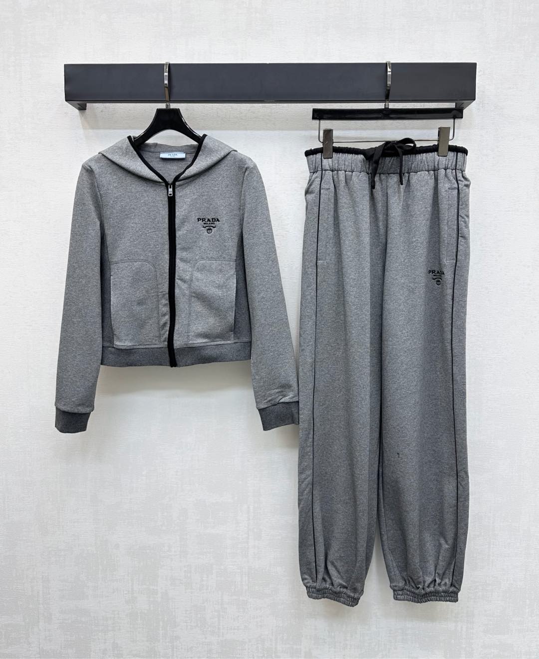 NO:497240,Prad*2025 new product hooded jacket trouser trousers set custom YB imported twill cotton material, smooth and comfortable texture, short style divided up and down proportions, the brim edge extends to the front closure, decorated with white three-dimensional straps, echoing the waist of the pants, matching the symmetrical pocket style design, adding layered styling, ready-to-wear embroidered logo decoration, showing brand tone, surface and auxiliary materials development, hooded long sleeve jacket tailoring, upper body outfit shows personality, matched with the same series of foot drawstring trousers, the upper body shows simple and slack, the complete set is more brand charm, fashionable and trendy, high version 2 colors,,prada, jackets & coats,hats,alexander wang19860909Prad*2025新品上架连帽外套束脚长裤套装定制YB进口斜纹棉材质 质感垂顺舒适 短款版型划分上下比例 帽沿边延伸至前襟饰以白色立体捆条装饰 与裤子两侧腰头呼应 配合对称口袋版型设计 增添造型层次感 成衣点缀标志性字母刺绣徽标装饰 彰显品牌调性 面辅料开发 连帽长袖外套剪裁 上身穿搭尽显个性风采 搭配同系列束脚抽绳长裤 上身尽显简约松弛 成套搭配更具品牌魅力 时髦潮流   高版本2色,,prada,jackets & coats,hats,alexander wang,Women's clothing