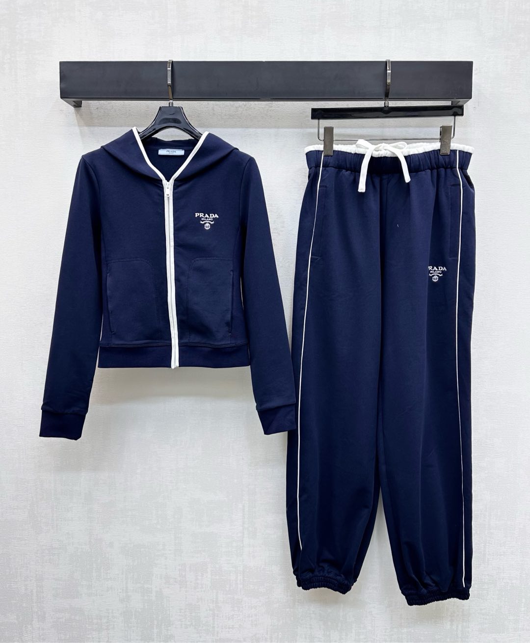 NO:497225,Prad*2025 new product hooded jacket trouser trousers set custom YB imported twill cotton material, smooth and comfortable texture, short style divided into upper and lower proportions, the brim edge extends to the front closure, decorated with white three-dimensional straps, echoing the waist of the pants, matching the symmetrical pocket style design, adding layered styling, ready-to-wear embroidered logo decoration, showing brand tone, surface and auxiliary materials development, hooded long sleeve jacket tailoring, upper body outfit shows personality, matched with the same series of foot drawstring trousers, the upper body shows simple and slack, the complete set is more brand charm, fashionable and trendy, high version 2 colors,,prada, jackets & coats,hats,alexander wang19860909Prad*2025新品上架连帽外套束脚长裤套装定制YB进口斜纹棉材质 质感垂顺舒适 短款版型划分上下比例 帽沿边延伸至前襟饰以白色立体捆条装饰 与裤子两侧腰头呼应 配合对称口袋版型设计 增添造型层次感 成衣点缀标志性字母刺绣徽标装饰 彰显品牌调性 面辅料开发 连帽长袖外套剪裁 上身穿搭尽显个性风采 搭配同系列束脚抽绳长裤 上身尽显简约松弛 成套搭配更具品牌魅力 时髦潮流   高版本2色,,prada,jackets & coats,hats,alexander wang,Women's clothing