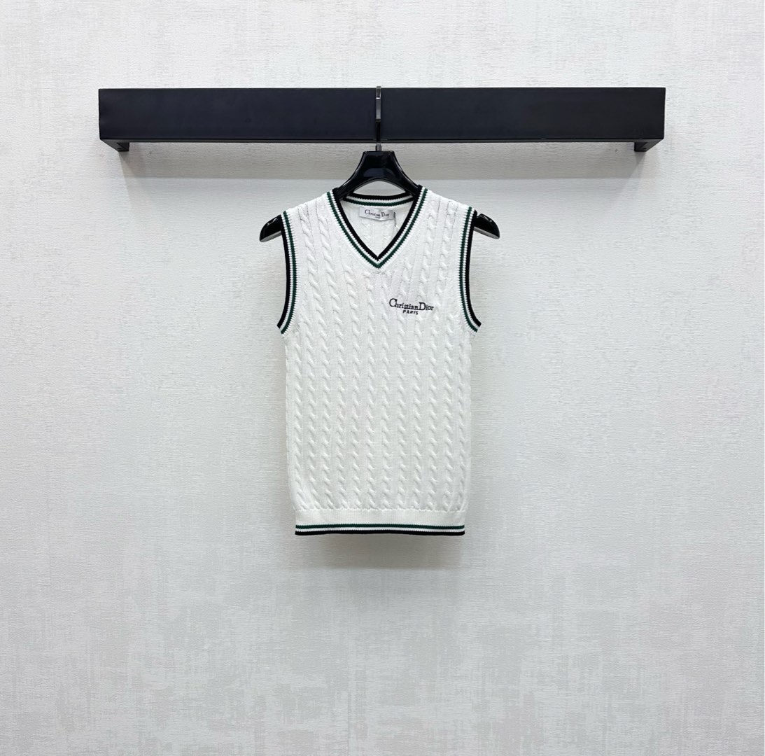 NO:500441,Dio*2025 new product is available on the shelves of the twist knitted vest custom YB imported knitted material, soft and skin-friendly, full texture, iconic letter embroidery logo embellishment on the chest, highlighting the brand tone, the whole twist knitted version combined with contrasting thread edges to highlight details, add layering of the shape, surface auxiliary material development, V-neck pull-back knitted vest tailoring, essential for autumn and winter outfits, daily casual outfit guide, relaxed and fashionable, high version,,dior,alexander wang19860909Dio*2025新品上架麻花针织马甲定制YB进口针织材质 柔软亲肤 质感十足 胸前饰标志性字母刺绣徽标点缀装饰 彰显品牌调性 通体麻花编织版型结合撞色螺纹包边点亮细节 增添造型层次感 面辅料开发 V领套头针织马甲剪裁 秋冬穿搭必不可少 日常休闲穿搭指南 松弛时髦   高版本,,dior,alexander wang,Women's clothing