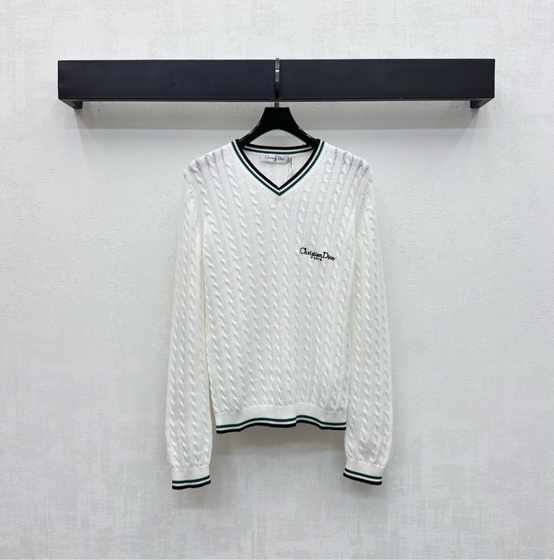 NO:500435,Dio*2025 new product on shelves custom-made YB imported knitted material, soft and skin-friendly, full texture, iconic letter embroidery logo embellishment on the chest, highlighting the brand tone, the whole body twist knitted pattern combined with contrasting thread edges to highlight details, add layering of the shape, surface auxiliary material development, V-neck pullover knitted top cut, autumn and winter outfits are essential, daily casual outfit guide, relaxed and fashionable, high version,,dior,alexander wang19860909Dio*2025新品上架麻花针织上衣定制YB进口针织材质 柔软亲肤 质感十足 胸前饰标志性字母刺绣徽标点缀装饰 彰显品牌调性 通体麻花编织版型结合撞色螺纹包边点亮细节 增添造型层次感 面辅料开发 V领套头针织上衣剪裁 秋冬穿搭必不可少 日常休闲穿搭指南 松弛时髦  高版本,,dior,alexander wang,Women's clothing