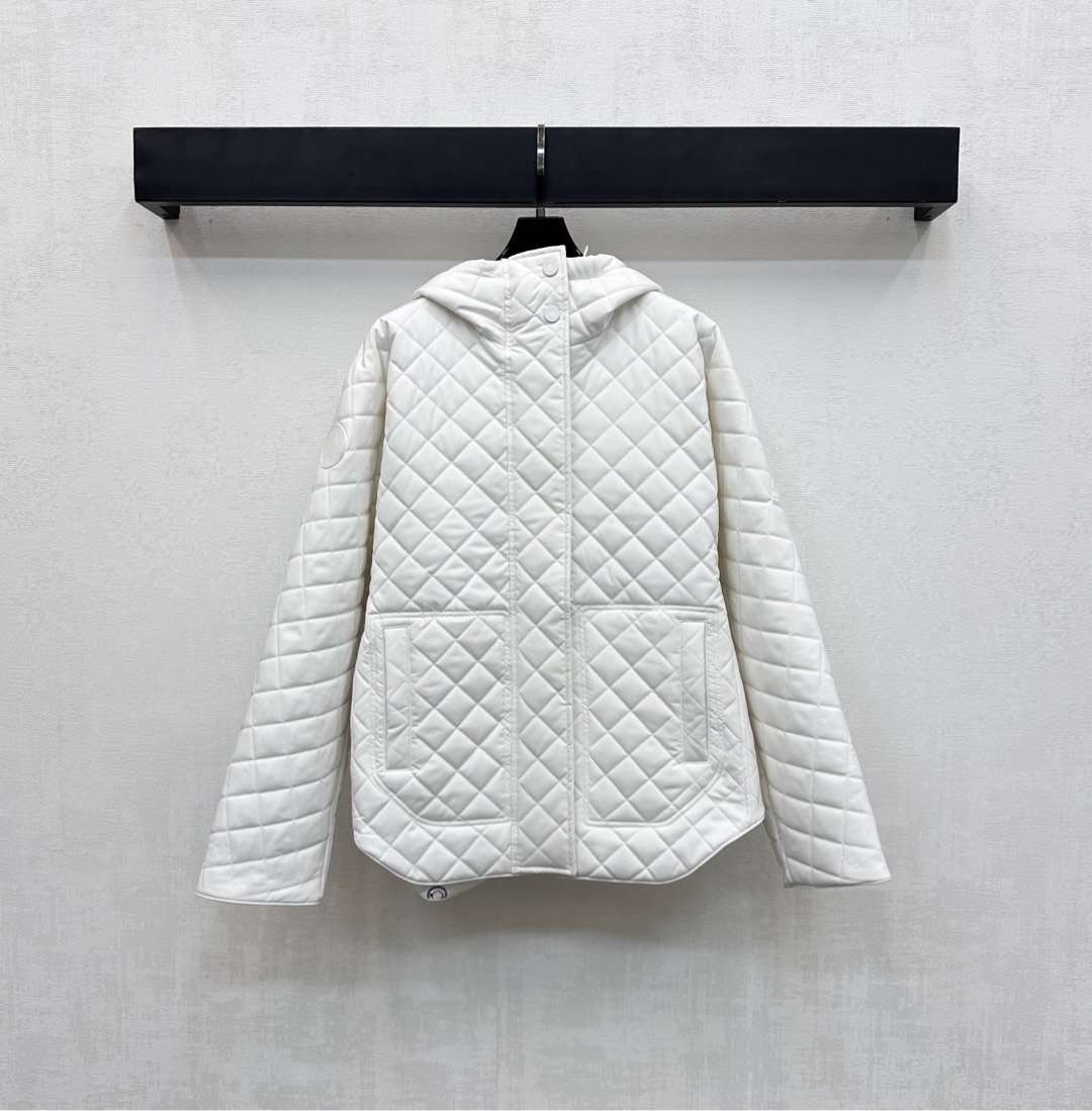 NO:497215,Herme*2025 new product is on the shelves of hooded cotton jackets with two sides, customized YB imported recycled nylon material, down cotton filling inner, light and warm, two sides wear design, one side of round buckle pattern elements and one side of versatile solid color, with buckle printed iconic letter logo decoration, highlight the brand tone, use snap-button drawstring adjustment to achieve hooded or stand-up collar, four wear, casual matching, fashionable and stylish, matched with diamond embossed design, add styling layering, surface auxiliary material development, hooded long-sleeved jacket cut, warm and fashionable, get rid of traditional down bloat, first choice for layering in autumn and winter, high version 2 colors,, hermes, jackets & coats, down jacket, hats, alexander wang19860909Herme*2025新品上架连帽两面穿棉服外套定制YB进口再生尼龙材质 羽绒棉填充内里 整件轻盈保暖 沿用两面穿设计 一面圆扣图案元素一面百搭纯色 配合链扣印刻标志性字母徽标装点 彰显品牌调性 利用按扣抽绳调节 实现连帽或立领一衣四穿 随意搭配都时尚有型 搭配菱格压纹设计 增添造型层次感 面辅料开发 连帽长袖外套剪裁 保暖与时髦一体 摆脱传统的羽绒臃肿 秋冬叠穿首选  高版本2色,,hermes,jackets & coats,down jacket,hats,alexander wang,Women's clothing