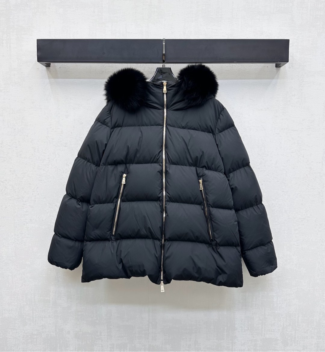 NO:506607,The new product with dust bag Moncle* is on the shelves with detachable hooded wool collar down jacket customized YB imported recycled nylon material, white goose velvet filling, the whole piece is light and warm, the fleece collar is used to use detachable snap button design, windproof and cold protection and fashion compatibility, zipper pocket design, with sleeve side embellishment embossed, iconic badge logo decoration, highlight the brand tone, rectangular embossed with open plaque double-head zipper adjustment, add layering, surface auxiliary material development, hooded jacket style cut, integration of warmth and fashion, get rid of traditional bloated, velvet filling standard: national standard 90 velvet filling: white goose velvet High version 1-4,, jackets & coats, down jacket, hats, alexander wang19860909配防尘袋Moncle*新品上架可拆卸连帽毛领羽绒服定制YB进口再生尼龙材质 内里白鹅绒填充 整件轻盈保暖 毛领沿用可拆卸按扣设计 防风御寒与时尚兼容 沿用拉链口袋设计 配合袖侧点缀标志性徽章标识装饰 彰显品牌调性 长方压纹搭配开襟双头拉链调节 增添造型层次感 面辅料开发 连帽外套版型剪裁 集保暖与时髦一体 摆脱传统臃肿感 充绒标准:国标90绒 充绒物:白鹅绒  高版本1-4,,jackets & coats,down jacket,hats,alexander wang,Women's clothing