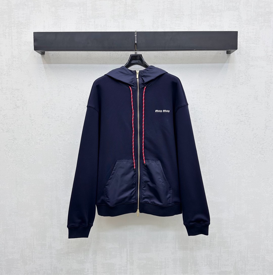 NO:498975,Miumi*2025 new product launches with hooded cork drawstring jacket customized YB imported twill cotton nylon material splicing, breathable and comfortable, full texture, elastic and flexible, lighter and more flexible, combined with nylon symmetrical pocket design, easy storage capacity, get rid of bloat, add layering of styling, incorporate iconic letter logo decoration on the chest, matched with bright color cork drawstring, highlight the brand tone, face auxiliary materials development, hooded drawstring jacket style, tailoring, enhance the fashion of outdoor activities, any casual outfit, high-end version,,miumiu, jackets & coats,hats,alexander wang19860909Miumi*2025新品上架连帽绞花抽绳外套定制YB进口斜纹全棉尼龙材质拼接 透气舒适 质感十足 袖口下摆松紧贴合身型 更轻便灵活 配合尼龙对称口袋设计 容量轻松收纳 摆脱臃肿 增添造型层次感 胸前融入标志性字母徽标装点 搭配亮色绞花抽绳呼应 彰显品牌调性 面辅料开发 连帽抽绳外套版型 剪裁 提升户外活动穿搭的时尚度 随意外搭都出彩时髦  高版本,,miumiu,jackets & coats,hats,alexander wang,Women's clothing