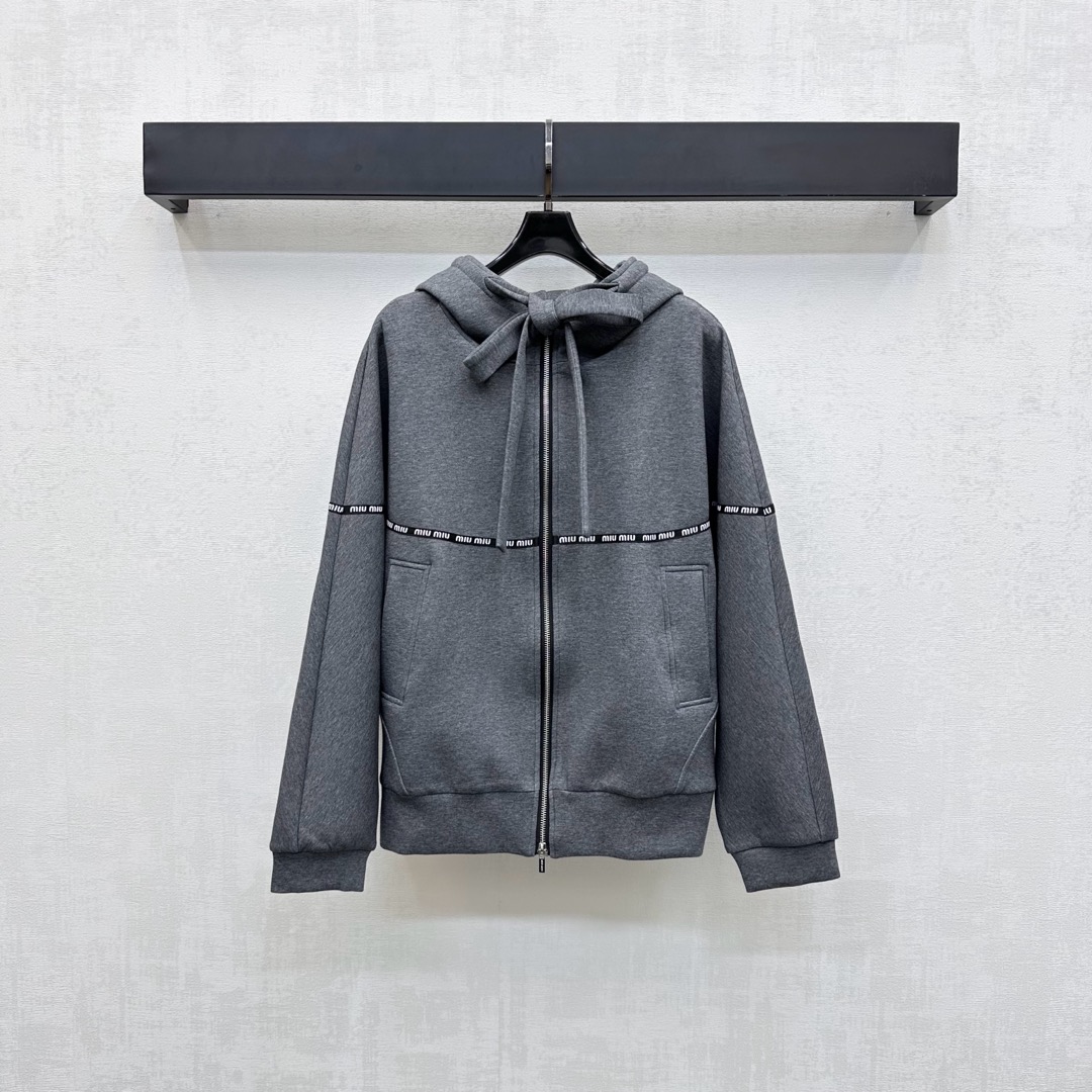 NO:498954,Miumi*2025 new product is on the shelves of the hooded lace-up jacket, customized YB imported twill cotton material, crisp and stylish, full texture, neat and cut easily outline right-angle shoulder lines, open double-head zipper adjusts to put on and off easily, matched with symmetrical pocket design, add layered styling, horizontally through the chest, the iconic letter webbing elastic elastic cuff hem, add layered styling, surface auxiliary materials development, hooded jacket jacket style tailoring, upper body high-end fashionable, easy to control everyday and random matching, high-version 2 colors,,miumiu, jackets & coats,hats,alexander wang19860909Miumi*2025新品上架连帽系带外套定制YB进口斜纹棉材质 挺括有型 质感十足 利落裁剪轻松勾勒直角肩线条 开襟双头拉链调节穿脱方便 配合对称口袋设计 增添造型层次感 胸前横向贯穿标志性字母织带弹力松紧袖口下摆包边细节处理 增添造型层次感 面辅料开发 连帽外套外套版型剪裁 上身高级时髦 日常随意搭配都可轻松驾驭 高版本2色,,miumiu,jackets & coats,hats,alexander wang,Women's clothing