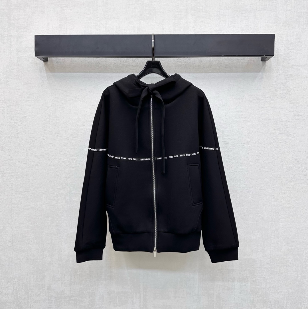 NO:498941,Miumi*2025 new product is on the shelves of the hooded lace-up jacket, customized YB imported twill cotton material, crisp and stylish, full texture, neat and cut easily outline right-angle shoulder lines, open double-head zipper adjusts to put on and off easily, matched with symmetrical pocket design, add layered styling, horizontally through the chest, the iconic letter webbing elastic elastic cuff hem, add layered styling, surface auxiliary materials development, hooded jacket jacket style tailoring, upper body high-end fashionable, easy to control everyday and random matching, high-version 2 colors,,miumiu, jackets & coats,hats,alexander wang19860909Miumi*2025新品上架连帽系带外套定制YB进口斜纹棉材质 挺括有型 质感十足 利落裁剪轻松勾勒直角肩线条 开襟双头拉链调节穿脱方便 配合对称口袋设计 增添造型层次感 胸前横向贯穿标志性字母织带弹力松紧袖口下摆包边细节处理 增添造型层次感 面辅料开发 连帽外套外套版型剪裁 上身高级时髦 日常随意搭配都可轻松驾驭 高版本2色,,miumiu,jackets & coats,hats,alexander wang,Women's clothing