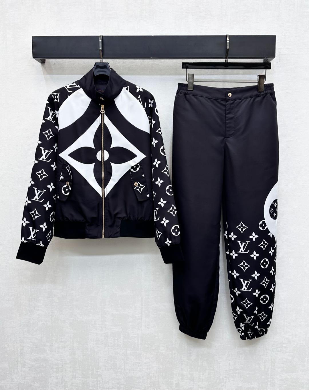 NO:498966,Louis Vuitto* 2025 new product is available for printed jackets, trousers and trousers set, customized YB imported recycled nylon material, crisp and stylish, full texture, zipper snap design, elasticity and tightness of the cuff hem, adding layered styling, ready-to-wear covered with iconic four-leaf clover letter logo pattern elements, highlighting the brand tone, surface accessories development, stand-up collar jacket tailoring, upper body outfit shows personality, matched with the same series of buttoned feet, modify the legs to make it look slim and slack, complete sets of matching are more brand-name charm, fashionable and trendy, high-version,,louis vuitton, jackets & coats, jackets & coats, alexander wang19860909Louis Vuitto*2025新品上架印花夹克外套束脚长裤套装定制YB进口再生尼龙材质 挺括有型 质感十足 沿用拉链按扣设计 配合袖口下摆松紧 增添造型层次感 成衣铺满标志性四叶草字母徽标图案元素 彰显品牌调性 面辅料开发 立领夹克外套剪裁 上身穿搭尽显个性风采 搭配同系列系扣束脚长裤 修饰腿形显瘦松弛 成套搭配更具品牌魅力 时髦潮流   高版本,,louis vuitton,jackets & coats,jackets & coats,alexander wang,Women's clothing