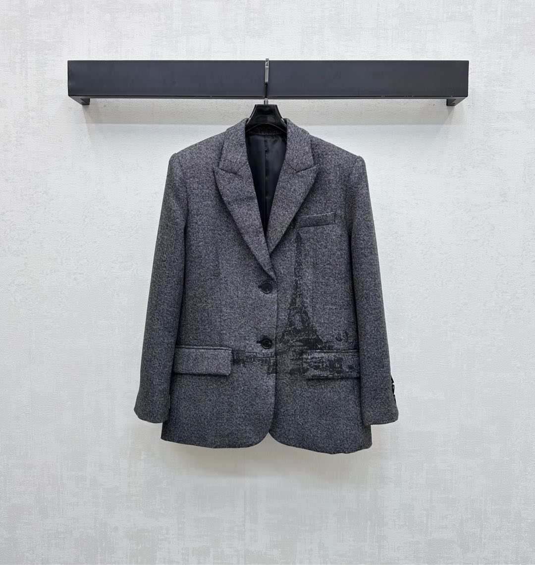 NO:500409,Dio*2025 new product is on the shelves of Paris Tower Suit Jacket Customized YB Imported Wool Material, High-quality Texture, Gunspin collar and open button to adjust symmetrical flip pocket design, add layered styling, and embellish the Paris Tower pattern elements on the side to highlight the brand tone, surface accessories development, lapel front shoulder suit jacket tailoring, create a simple and atmospheric feeling, and show luxurious taste when commuting and attending important occasions High-version 2 colors,,dior, jackets & coats,business suit,alexander wang19860909Dio*2025新品上架巴黎铁塔西装外套定制YB进口精纺羊毛材质 质感光泽高级 枪驳领配合开襟纽扣调节对称翻盖口袋设计 增添造型层次感 侧边点缀巴黎铁塔图案元素 彰显品牌调性 面辅料开发 翻领正肩西服外套剪裁 打造简约大气线条感 通勤与出席重要场合展现奢华品味  高版本2色,,dior,jackets & coats,business suit,alexander wang,Women's clothing