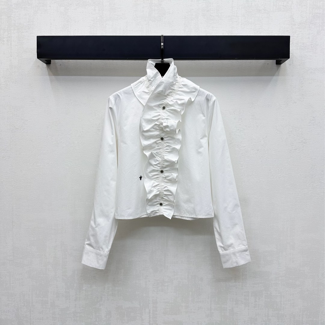 NO:500423,Dio*2025 new product is on the shelves of detachable lace wrinkled shirts. Customized YB imported twill cotton. It is comfortable and comfortable. The collar is layered and extended to the chest. The three-dimensional wrinkled lace design adds a sense of styling. The perforated details add a European-style palace luxury. The neat cut details show the texture. The waist is decorated with bee CD embroidered logo decoration to highlight the brand tone. The surface and auxiliary materials are developed. Short long-sleeved shirt tailoring. The body is tranquil and the temperament is ease. It is easy to adapt to other items for daily leisure commuting. High-end 2 colors L,,dior,shirts,alexander wang19860909Dio*2025新品上架可拆卸花边皱褶衬衫定制YB进口斜纹全棉材质 垂顺舒适 领边层叠延伸至胸前立体皱褶可拆卸花边设计 增添造型层次感 穿孔细节更添欧式的宫廷华贵气息 利落裁剪细节彰显质感 腰侧点缀蜜蜂CD刺绣徽标装饰 彰显品牌调性 面辅料开发 短款长袖衬衫剪裁 修饰身材气质恬静 日常休闲通勤轻松适配其他单品   高版本2色L,,dior,shirts,alexander wang,Women's clothing