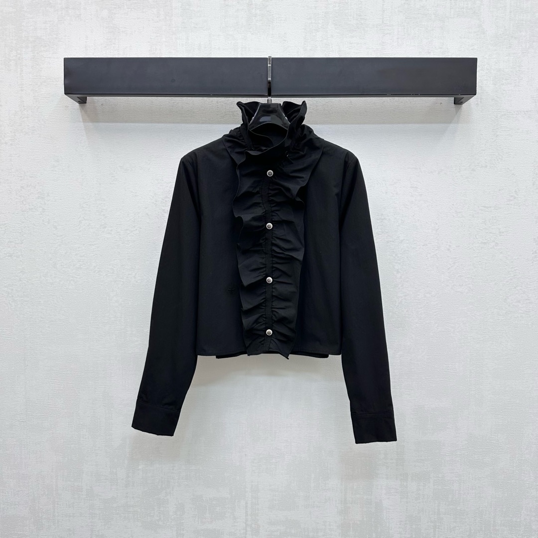 NO:500429,Dio*2025 new product is on the shelves of detachable lace wrinkled shirts. Customized YB imported twill cotton. It is sleek and comfortable. The collar is layered and extended to the chest. The three-dimensional wrinkled and detachable lace design adds a sense of styling. The perforated details add a European-style palace luxury. The neat cut details show the texture. The waist is embroidered with bee CD embroidered logo decoration to highlight the brand tone. The surface and auxiliary materials development. Short long-sleeved shirt tailoring. The body is tranquil and the temperament is ease. Daily casual commuting is easy to adapt to other items. High-version 2 colors,,dior,shirts,alexander wang19860909Dio*2025新品上架可拆卸花边皱褶衬衫定制YB进口斜纹全棉材质 垂顺舒适 领边层叠延伸至胸前立体皱褶可拆卸花边设计 增添造型层次感 穿孔细节更添欧式的宫廷华贵气息 利落裁剪细节彰显质感 腰侧点缀蜜蜂CD刺绣徽标装饰 彰显品牌调性 面辅料开发 短款长袖衬衫剪裁 修饰身材气质恬静 日常休闲通勤轻松适配其他单品   高版本2色,,dior,shirts,alexander wang,Women's clothing