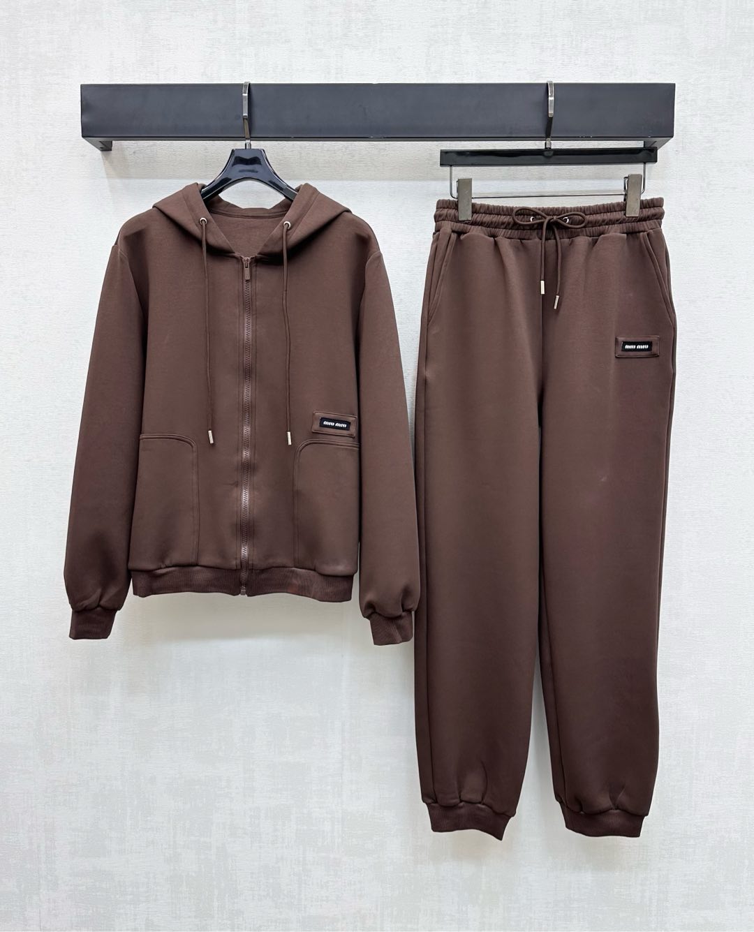 NO:500401,Miumi*2025 new product hooded zipper jacket trousers set customized YB imported air cotton material, comfortable texture, slightly elastic and stylish, waist and side decorations are decorated with iconic letters and trousers, highlighting the brand tone, loose fit and symmetrical pocket details, adding layering of styling, fashionable and casual and energetic atmosphere, surface and auxiliary materials development, hooded long-sleeved jacket with the same series of leg trousers, waist drawstrings are elastic and easy to put on and off, overall coordination and uniformity, complete sets are simple and high-end, autumn and winter suits are indispensable, daily relaxation and outfit guide, high-end version 2 colors,,miumiu, jackets & coats,hats,alexander wang19860909Miumi*2025新品上架连帽拉链外套长裤套装定制YB进口空气全棉材质 质感舒适 微弹有型 腰侧饰以标志性字母徽标装饰与长裤相互呼应 彰显品牌调性 宽松版型结合对称口袋细节 增添造型层次感 时髦休闲活力气息 面辅料开发 连帽长袖外套搭配同系列束腿长裤 腰头抽绳松紧方便穿脱 整体协调统一 成套搭配简约高级 秋冬套装必不可少 日常松弛感穿搭指南  高版本2色,,miumiu,jackets & coats,hats,alexander wang,Women's clothing