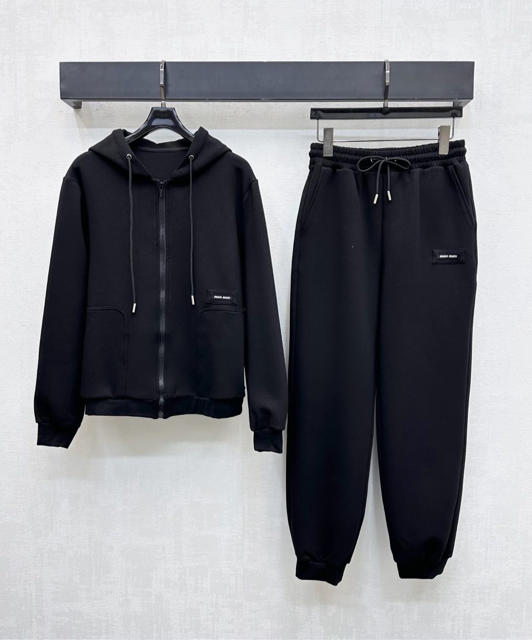 NO:500397,Miumi*2025 new product hooded zipper jacket trousers set customized YB imported air cotton material, comfortable texture, slightly elastic and stylish, waist and side decorations are decorated with iconic letters and trousers, highlighting the brand tone, loose fit and symmetrical pocket details, adding layering of styling, fashionable and casual and energetic atmosphere, surface and auxiliary materials development, hooded long-sleeved jacket with the same series of leg trousers, waist drawstrings are elastic and easy to put on and off, overall coordination and uniformity, complete sets are simple and high-end, autumn and winter suits are indispensable, daily relaxation and outfit guide, high-end version 2 colors,,miumiu, jackets & coats,hats,alexander wang19860909Miumi*2025新品上架连帽拉链外套长裤套装定制YB进口空气全棉材质 质感舒适 微弹有型 腰侧饰以标志性字母徽标装饰与长裤相互呼应 彰显品牌调性 宽松版型结合对称口袋细节 增添造型层次感 时髦休闲活力气息 面辅料开发 连帽长袖外套搭配同系列束腿长裤 腰头抽绳松紧方便穿脱 整体协调统一 成套搭配简约高级 秋冬套装必不可少 日常松弛感穿搭指南  高版本2色,,miumiu,jackets & coats,hats,alexander wang,Women's clothing