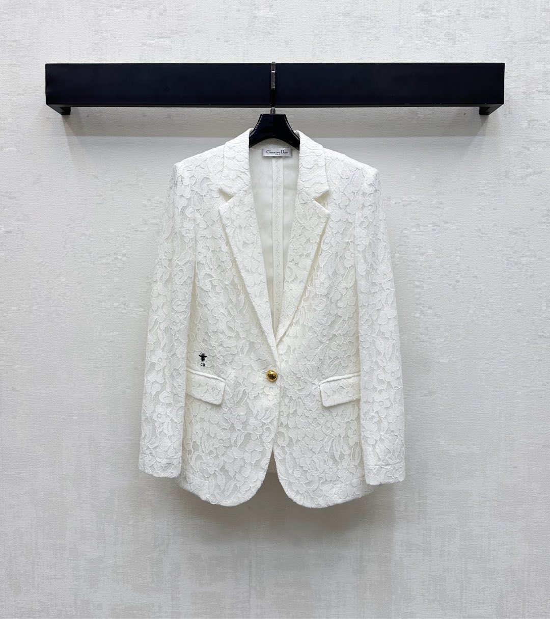 NO:500413,Dio*2025 new product is available for lace embroidered suit jacket custom YB imported material, full of heavy-duty water-soluble lace texture, excellent texture, full of quality, easy to create a famous style model, single metal round buckle adjustment design, exquisite symmetrical flip pocket, add layered styling, waist embellishment iconic embroidery CD bee logo decoration, highlight brand tone, surface auxiliary material development, lapel suit jacket style tailoring, fashionable and exquisite outfit first choice, high version 2 colors,,dior, jackets & coats, business suit, alexander wang19860909Dio*2025新品上架蕾丝绣花西装外套定制YB进口材质 通体满铺重工水溶蕾丝肌理 质感上乘 品相十足 轻松打造名媛风典范 前襟单颗金属圆扣调节设计精致对称翻盖口袋 增添造型层次感 腰侧点缀标志性刺绣CD蜜蜂徽标装饰 彰显品牌调性 面辅料开发 翻领西服外套版型剪裁 时髦精穿搭首选 高版本2色,,dior,jackets & coats,business suit,alexander wang,Women's clothing