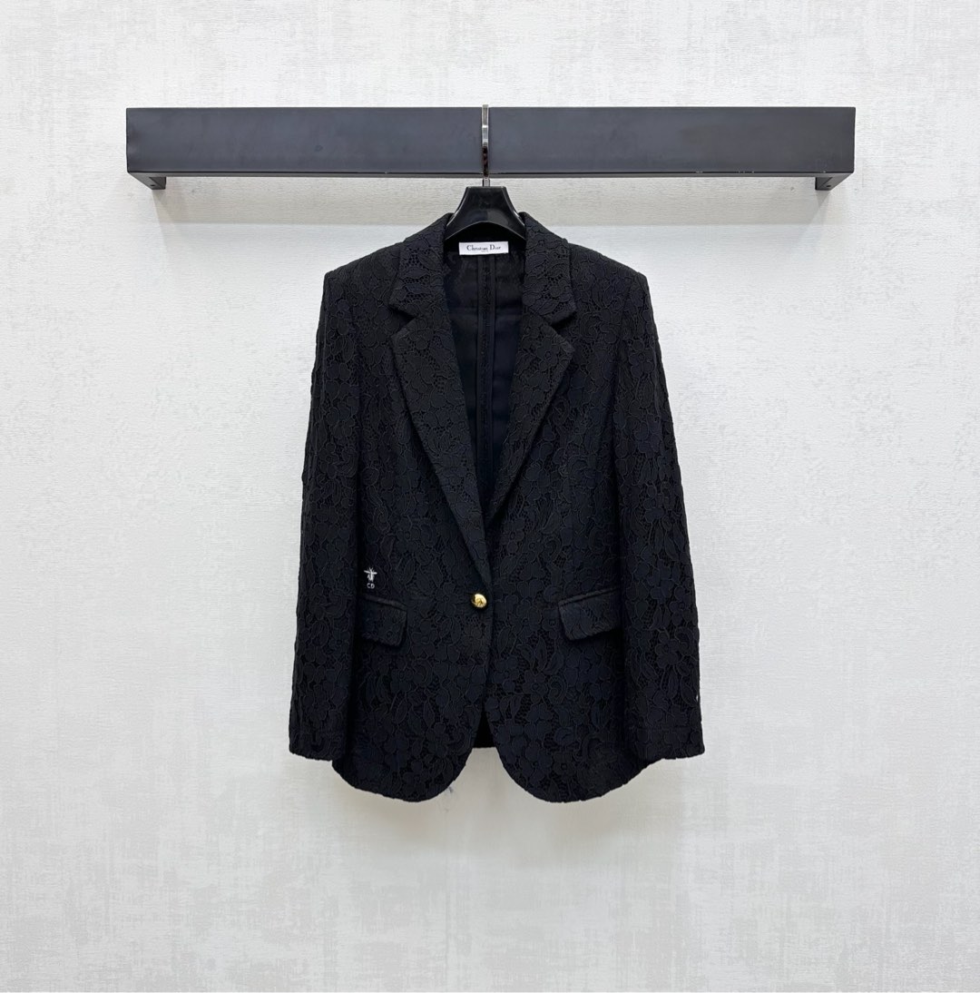 NO:500417,Dio*2025 new product is available for lace embroidered suit jacket custom YB imported material, full of heavy-duty water-soluble lace texture, excellent texture, full of quality, easy to create a famous style model, single metal round buckle adjustment design, exquisite symmetrical flip pocket, add layered styling, waist embellishment iconic embroidery CD bee logo decoration, highlight brand tone, surface auxiliary material development, lapel suit jacket style tailoring, fashionable and exquisite outfit first choice, high version 2 colors,,dior, jackets & coats, business suit, alexander wang19860909Dio*2025新品上架蕾丝绣花西装外套定制YB进口材质 通体满铺重工水溶蕾丝肌理 质感上乘 品相十足 轻松打造名媛风典范 前襟单颗金属圆扣调节设计精致对称翻盖口袋 增添造型层次感 腰侧点缀标志性刺绣CD蜜蜂徽标装饰 彰显品牌调性 面辅料开发 翻领西服外套版型剪裁 时髦精穿搭首选 高版本2色,,dior,jackets & coats,business suit,alexander wang,Women's clothing