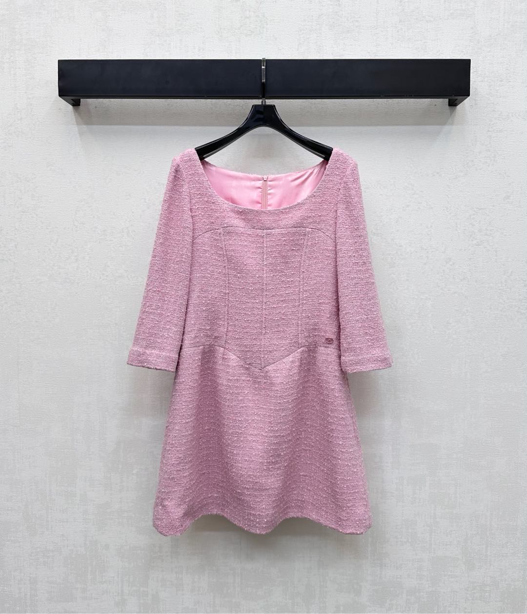 NO:500395,Chane*2025 new product is on the shelves of the middle sleeve round neck dress custom YB imported wool material with high-quality texture and fashionable outfit. Prepare wool wool texture. Combined with a wide round neckline, it increases skin exposure and makes the visual look slimmer. The chest and waist contours are slim and narrow, adding layered look. Full of eye-catching highlights. The waist is decorated with the iconic double C round button logo to highlight the brand tone. It not only highlights the details of the slender waist but also divides the upper and lower proportions. The development of auxiliary materials. Round neck dress dress tailoring. The medium and long sleeves show temperament. Fashionable and fashionable. Commuting and date casual. High version 2 colors 36 38 40,,chanel, skirts,alexander wang19860909Chane*2025新品上架中袖圆领洋装连衣裙定制YB进口羊毛呢材质 质感高级 穿搭洋气 成衣编织肌理 配合阔圆领口增加露肤度 视觉更显瘦 胸腰轮廓修身收窄处理 增添造型层次感 满满吸睛亮点 腰侧融入标志性双C圆扣徽标装点 彰显品牌调性 既l突出纤腰细节又划分上下比例 面辅料开发 圆领洋装连衣裙剪裁 中长袖摆显气质 时髦洋气 通勤约会休闲都  高版本2色36 38 40,,chanel,skirts,alexander wang,Women's clothing