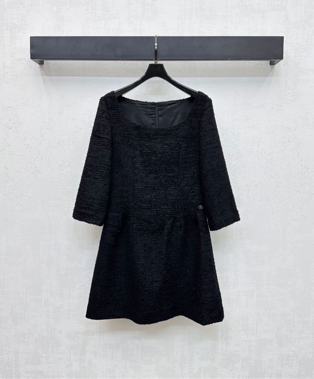 NO:500410,Chane*2025 new product is on the shelves of the middle sleeve round neck dress custom YB imported wool material with high-quality texture and fashionable outfit. Prepare wool wool texture. Combined with a wide round neckline, it increases skin exposure and makes the visual look slimmer. The chest and waist contours are slim and narrow, adding layered look. Full of eye-catching highlights. The waist is decorated with the iconic double C round button logo to highlight the brand tone. It not only highlights the details of the slender waist but also divides the upper and lower proportions. The development of auxiliary materials. Round neck dress dress tailoring. The medium and long sleeves show temperament. Fashionable and fashionable. Commuting and date casual. High version 2 colors 36 38 40,,chanel, skirts,alexander wang19860909Chane*2025新品上架中袖圆领洋装连衣裙定制YB进口羊毛呢材质 质感高级 穿搭洋气 成衣编织肌理 配合阔圆领口增加露肤度 视觉更显瘦 胸腰轮廓修身收窄处理 增添造型层次感 满满吸睛亮点 腰侧融入标志性双C圆扣徽标装点 彰显品牌调性 既l突出纤腰细节又划分上下比例 面辅料开发 圆领洋装连衣裙剪裁 中长袖摆显气质 时髦洋气 通勤约会休闲都  高版本2色36 38 40,,chanel,skirts,alexander wang,Women's clothing