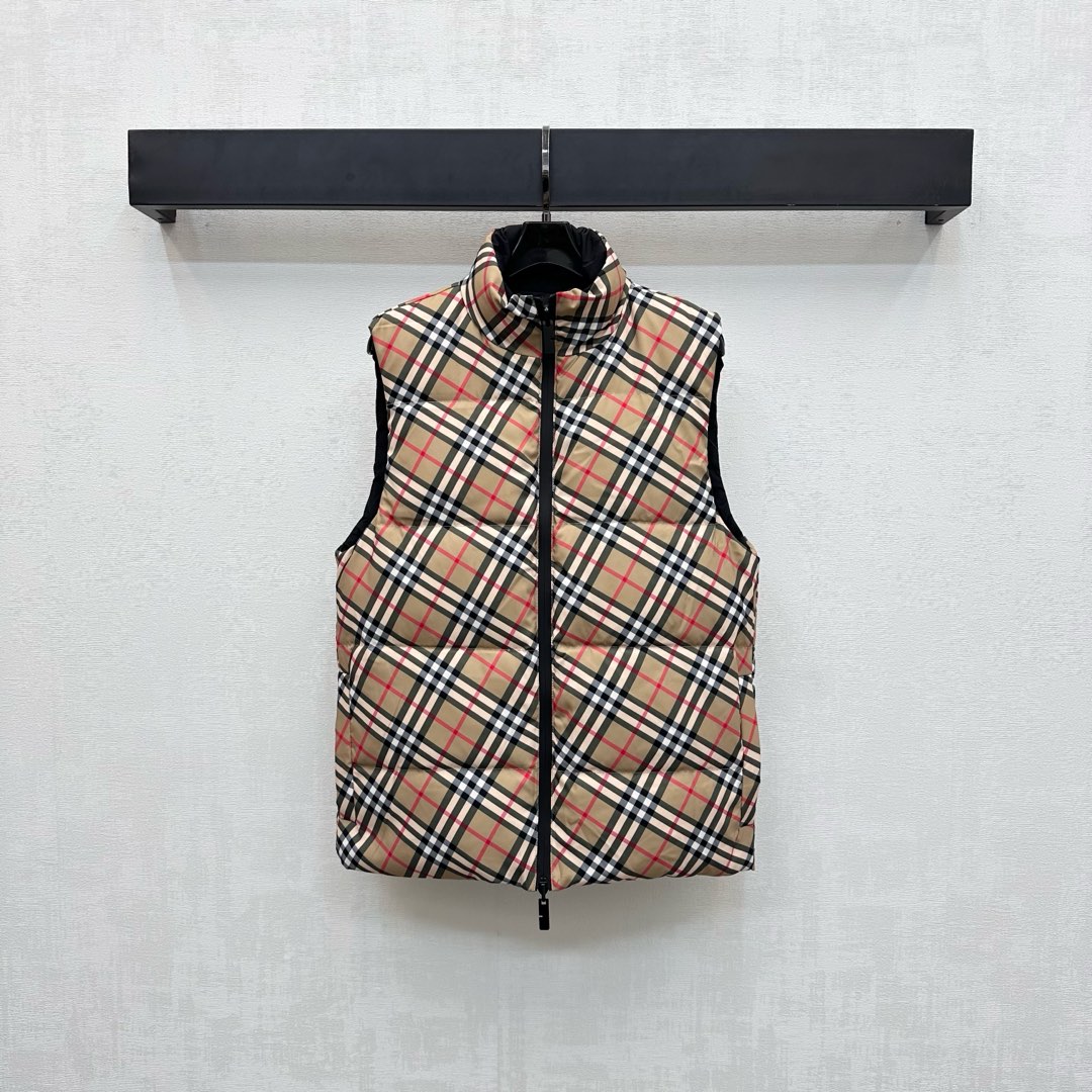 NO:502172,With dust bag Bur BBR*2025 new product, the stand-alone double-sided down vest is customized with YB nylon material, white goose down in the inner lining, the whole piece is light and warm, the classic long striped texture is combined with the iconic classic plaid elements, highlighting the brand tone, using two-sided wear design, adding layered styling, presenting high-end style taste, surface auxiliary material development, stand-alone lapel vest tailoring, not showing bloated, more wearable, warm and fashionable, getting rid of traditional down bloated, the first choice for layering in autumn and winter, filling standard: national standard 90 velvet, filling material: white goose down high version, burberry, down jacket, alexander wang19860909配防尘袋Bur BBR*2025新品上架立领双面羽绒马甲定制YB尼龙材质 内里白鹅绒填充 整件轻盈保暖 经典长条纹理配合标志性经典格纹元素 彰显品牌调性 沿用两面穿设计 增添造型层次感 呈现高级格调品味 面辅料开发 立领翻领马甲剪裁 不显臃肿穿搭性更强 保暖与时髦一体 摆脱传统的羽绒臃肿 秋冬叠穿首选 充绒标准:国标90绒 充绒物:白鹅绒  高版本,,burberry,down jacket,alexander wang,Women's clothing