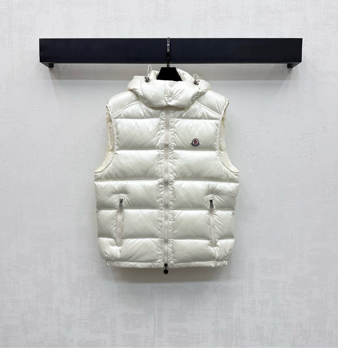 NO:502136,With dust bag Moncle*2025 new product is on the shelves, with detachable hooded down vest custom YB imported nylon material, white goose velvet filling inside, light and warm, snap buckle removable hooded stand collar two-wear design, combined with the torso, a rectangular embossing treatment, adds a sense of styling, and embossed on the chest, the iconic logo patch decoration, highlights the brand tone, surface auxiliary material development, hooded stand-alone vest style tailoring, exquisite drawstring details can successfully get rid of dullness, integrating warmth and fashionable, velvet filling standard: national standard 90 velvet filling: white goose velvet high version 2 colors 1-4,, down jacket, hats, alexander wang19860909配防尘袋Moncle*2025新品上架可拆卸连帽羽绒马甲定制YB进口尼龙材质 内里白鹅绒填充 整件轻盈保暖 按扣可拆卸连帽立领两穿设计 配合躯干采用长方格压纹处理 增添造型层次感 胸前点缀标志性徽标贴布装饰 彰显品牌调性 面辅料开发 连帽立领马甲版型剪裁 精致抽绳细节就能成功摆脱沉闷 集保暖与时髦一体 充绒标准:国标90绒 充绒物:白鹅绒 高版本2色1-4,,down jacket,hats,alexander wang,Women's clothing