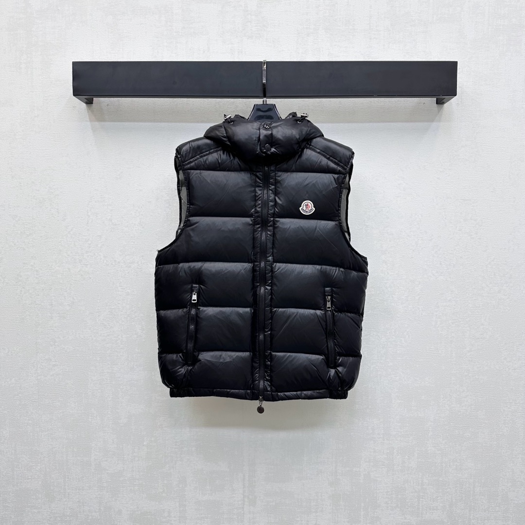 NO:502133,With dust bag Moncle*2025 new product is on the shelves, with detachable hooded down vest custom YB imported nylon material, white goose velvet filling inside, light and warm, snap buckle removable hooded stand collar two-wear design, combined with the torso, a rectangular embossing treatment, adds a sense of styling, and embossed on the chest, the iconic logo patch decoration, highlights the brand tone, surface auxiliary material development, hooded stand-alone vest style tailoring, exquisite drawstring details can successfully get rid of dullness, integrating warmth and fashionable, velvet filling standard: national standard 90 velvet filling: white goose velvet high version 2 colors 1-4,, down jacket, hats, alexander wang19860909配防尘袋Moncle*2025新品上架可拆卸连帽羽绒马甲定制YB进口尼龙材质 内里白鹅绒填充 整件轻盈保暖 按扣可拆卸连帽立领两穿设计 配合躯干采用长方格压纹处理 增添造型层次感 胸前点缀标志性徽标贴布装饰 彰显品牌调性 面辅料开发 连帽立领马甲版型剪裁 精致抽绳细节就能成功摆脱沉闷 集保暖与时髦一体 充绒标准:国标90绒 充绒物:白鹅绒  高版本2色1-4,,down jacket,hats,alexander wang,Women's clothing