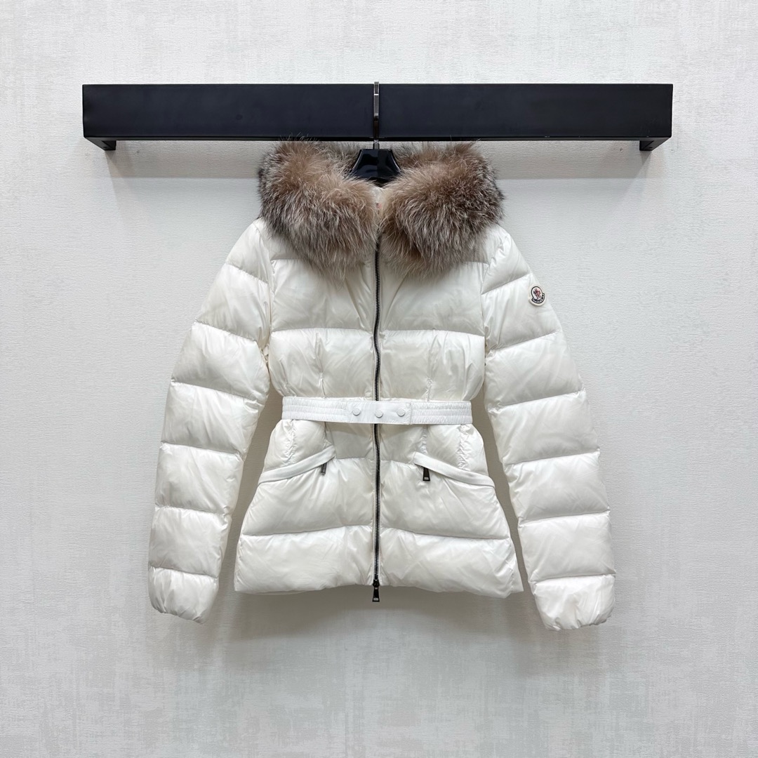 NO:502182,With dust bag Moncle*2025 new product hooded wool collar waist-hugging down jacket customized YB imported windproof and waterproof nylon material, white goose velvet filled with inner lining, light and warm, adopt rectangular strip embossed quilt, fashionable and high-end, plump and crisp, three-dimensional and stylish hooded wool collar design makes the style more slim and inclusive, while taking into account warmth and practicality, comfortable and not picky for crowd outfits, iconic badge decoration on the outside of the arm, highlighting the brand tone, waist elastic adjustment, outlining the proportion of waist lines, surface auxiliary materials development, hooded down jacket tailoring, autumn and winter light and fashionable down jacket first choice, filling standard: national standard 90 velvet, filling stuff: white goose velvet, high version 4 colors 1-4,, down jacket, hats, alexander wang19860909配防尘袋Moncle*2025新品上架连帽毛领收腰羽绒服定制YB进口防风防水尼龙材质 白鹅绒填充内里 轻盈保暖 采用长方条状压纹绗缝 时髦高级 饱满挺括 立体有型 连帽毛领设计 让穿搭风格更为显瘦包容 同时兼顾保暖实用性 舒适不挑人群穿搭 手臂外侧标志性徽章装饰 彰显品牌调性 腰间松紧弹力调节 勾勒腰身线条比例 面辅料开发 连帽羽绒服剪裁 秋冬轻盈时尚羽绒服首选 充绒标准:国标90绒 充绒物:白鹅绒 高版本4色1-4,,down jacket,hats,alexander wang,Women's clothing