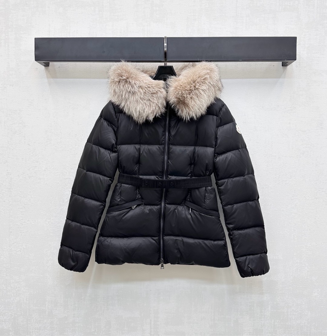 NO:502162,With dust bag Moncle*2025 new product hooded wool collar waist-hugging down jacket customized YB imported windproof and waterproof nylon material, white goose velvet filled with inner lining, light and warm, adopt rectangular strip embossed quilt, fashionable and high-end, plump and crisp, three-dimensional and stylish hooded wool collar design makes the style more slim and inclusive, while taking into account warmth and practicality, comfortable and not picky for crowd outfits, iconic badge decoration on the outside of the arm, highlighting the brand tone, waist elastic adjustment, outlining the proportion of waist lines, surface auxiliary materials development, hooded down jacket tailoring, autumn and winter light and fashionable down jacket first choice, filling standard: national standard 90 velvet, filling stuff: white goose velvet, high version 4 colors 1-4,, down jacket, hats, alexander wang19860909配防尘袋Moncle*2025新品上架连帽毛领收腰羽绒服定制YB进口防风防水尼龙材质 白鹅绒填充内里 轻盈保暖 采用长方条状压纹绗缝 时髦高级 饱满挺括 立体有型 连帽毛领设计 让穿搭风格更为显瘦包容 同时兼顾保暖实用性 舒适不挑人群穿搭 手臂外侧标志性徽章装饰 彰显品牌调性 腰间松紧弹力调节 勾勒腰身线条比例 面辅料开发 连帽羽绒服剪裁 秋冬轻盈时尚羽绒服首选 充绒标准:国标90绒 充绒物:白鹅绒 高版本4色1-4,,down jacket,hats,alexander wang,Women's clothing