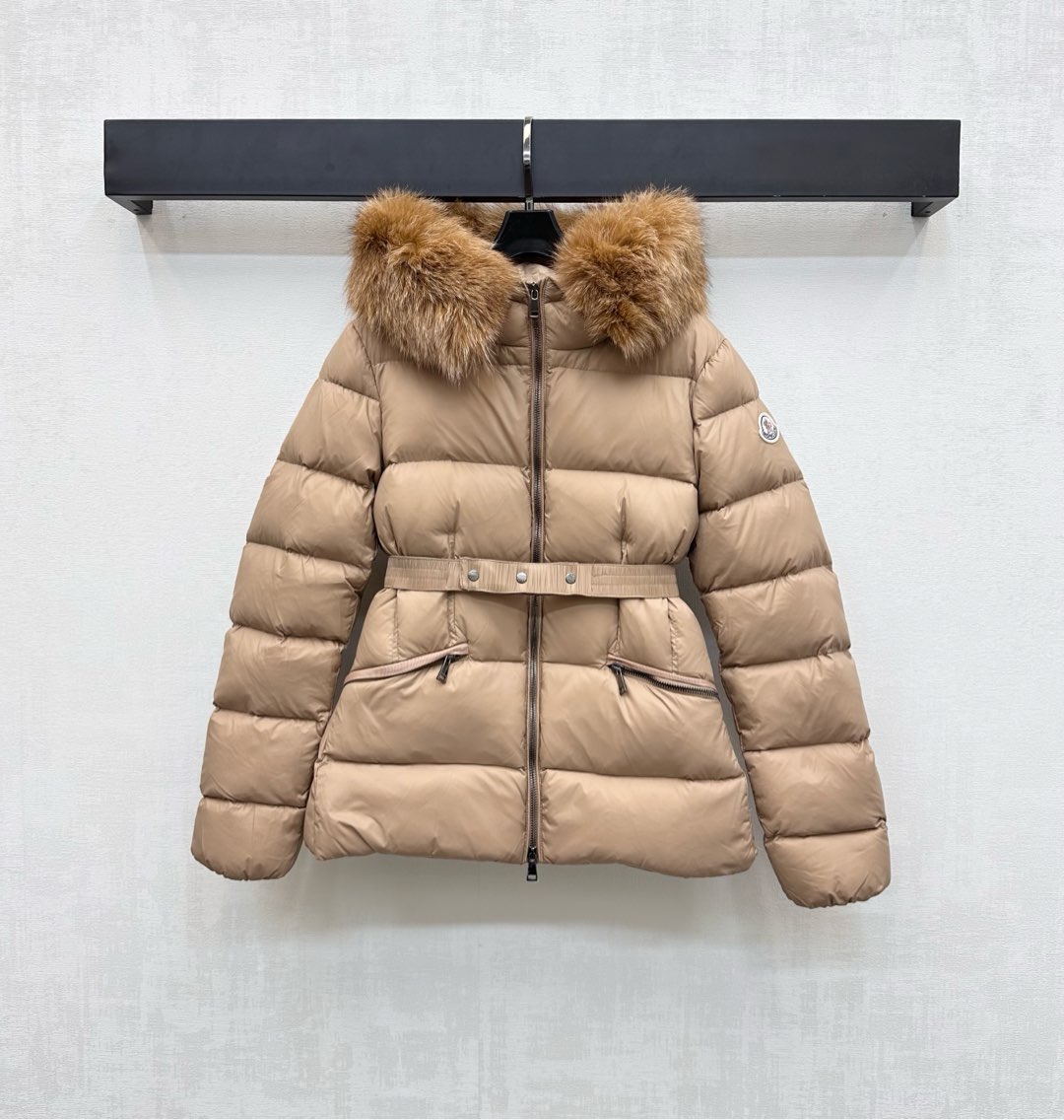 NO:502192,With dust bag Moncle*2025 new product hooded wool collar waist-hugging down jacket customized YB imported windproof and waterproof nylon material, white goose velvet filled with inner lining, light and warm, adopt rectangular strip embossed quilt, fashionable and high-end, plump and crisp, three-dimensional and stylish hooded wool collar design makes the style more slim and inclusive, while taking into account warmth and practicality, comfortable and not picky for crowd outfits, iconic badge decoration on the outside of the arm, highlighting the brand tone, waist elastic adjustment, outlining the proportion of waist lines, surface auxiliary materials development, hooded down jacket tailoring, autumn and winter light and fashionable down jacket first choice, filling standard: national standard 90 velvet, filling stuff: white goose velvet, high version 4 colors 1-4,, down jacket, hats, alexander wang19860909配防尘袋Moncle*2025新品上架连帽毛领收腰羽绒服定制YB进口防风防水尼龙材质 白鹅绒填充内里 轻盈保暖 采用长方条状压纹绗缝 时髦高级 饱满挺括 立体有型 连帽毛领设计 让穿搭风格更为显瘦包容 同时兼顾保暖实用性 舒适不挑人群穿搭 手臂外侧标志性徽章装饰 彰显品牌调性 腰间松紧弹力调节 勾勒腰身线条比例 面辅料开发 连帽羽绒服剪裁 秋冬轻盈时尚羽绒服首选 充绒标准:国标90绒 充绒物:白鹅绒 高版本4色1-4,,down jacket,hats,alexander wang,Women's clothing