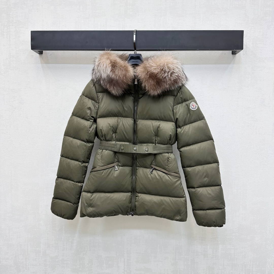 NO:502150,With dust bag Moncle*2025 new product hooded wool collar waist-hugging down jacket customized YB imported windproof and waterproof nylon material, white goose velvet filled with inner lining, light and warm, adopt rectangular strip embossed quilt, fashionable and high-end, plump and crisp, three-dimensional and stylish hooded wool collar design makes the style more slim and inclusive, while taking into account warmth and practicality, comfortable and not picky for crowd outfits, iconic badge decoration on the outside of the arm, highlighting the brand tone, waist elastic adjustment, outlining the proportion of waist lines, surface auxiliary materials development, hooded down jacket tailoring, autumn and winter light and fashionable down jacket first choice, filling standard: national standard 90 velvet, filling stuff: white goose velvet, high version 4 colors 1-4,, down jacket, hats, alexander wang19860909配防尘袋Moncle*2025新品上架连帽毛领收腰羽绒服定制YB进口防风防水尼龙材质 白鹅绒填充内里 轻盈保暖 采用长方条状压纹绗缝 时髦高级 饱满挺括 立体有型 连帽毛领设计 让穿搭风格更为显瘦包容 同时兼顾保暖实用性 舒适不挑人群穿搭 手臂外侧标志性徽章装饰 彰显品牌调性 腰间松紧弹力调节 勾勒腰身线条比例 面辅料开发 连帽羽绒服剪裁 秋冬轻盈时尚羽绒服首选 充绒标准:国标90绒 充绒物:白鹅绒 高版本4色1-4,,down jacket,hats,alexander wang,Women's clothing