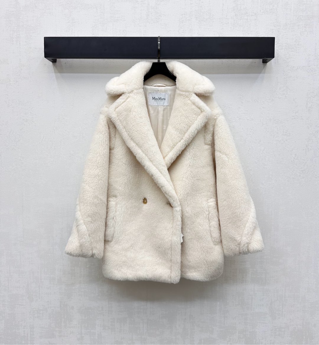 NO:502152,Maxmar* 2025 new product is available for the shelves of fur coat custom YB imported wool material, sufficient hair, windproof and cold, whole fur fur soft and skin-friendly, Maillard outfit, full of jacquard letters and logo embellishment, highlights the brand tone, open button adjustment and symmetrical pocket design, adds layering of styling, surface auxiliary material development, lapel mid-length jacket tailoring, suitable for more wear occasions and personal style, regular loose style, fashionable and inclusive, versatile items in autumn and winter, high-quality texture, unlimited style, high-end 4 colors,, jackets & coats, alexander wang19860909配防尘袋Maxmar*2025新品上架皮草毛大衣定制YB进口绵羊毛材质 毛量充足 防风御寒 通体皮草毛柔软亲肤 美拉德穿搭 内里满铺提花字母徽标点缀装饰 彰显品牌调性 开襟纽扣调节配合对称口袋设计 增添造型层次感 面辅料开发 翻领中长款外套剪裁 适配更多穿搭场合和个人风格 常规宽松版型时尚包容 秋冬百搭好物 质感高级 叠穿出无限造型  高版本4色,,jackets & coats,alexander wang,Women's clothing