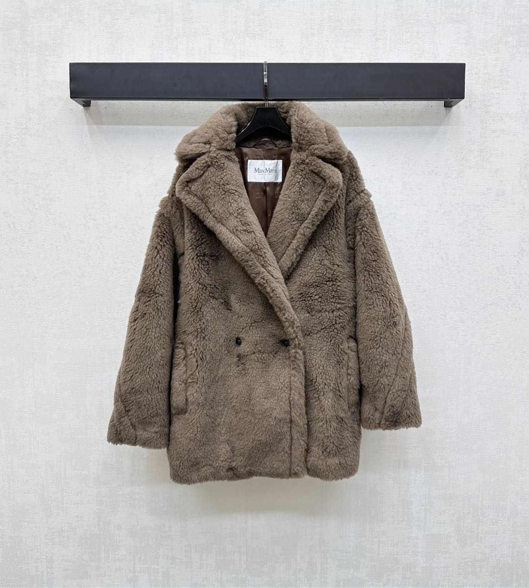 NO:502184,Maxmar* 2025 new product is available for the shelves of fur coat custom YB imported wool material, sufficient hair, windproof and cold, whole fur fur soft and skin-friendly, Maillard outfit, full of jacquard letters and logo embellishment, highlights the brand tone, open button adjustment and symmetrical pocket design, adds layering of styling, surface auxiliary material development, lapel mid-length jacket tailoring, suitable for more wear occasions and personal style, regular loose style, fashionable and inclusive, versatile items in autumn and winter, high-quality texture, unlimited style, high-end 4 colors,, jackets & coats, alexander wang19860909配防尘袋Maxmar*2025新品上架皮草毛大衣定制YB进口绵羊毛材质 毛量充足 防风御寒 通体皮草毛柔软亲肤 美拉德穿搭 内里满铺提花字母徽标点缀装饰 彰显品牌调性 开襟纽扣调节配合对称口袋设计 增添造型层次感 面辅料开发 翻领中长款外套剪裁 适配更多穿搭场合和个人风格 常规宽松版型时尚包容 秋冬百搭好物 质感高级 叠穿出无限造型  高版本4色,,jackets & coats,alexander wang,Women's clothing