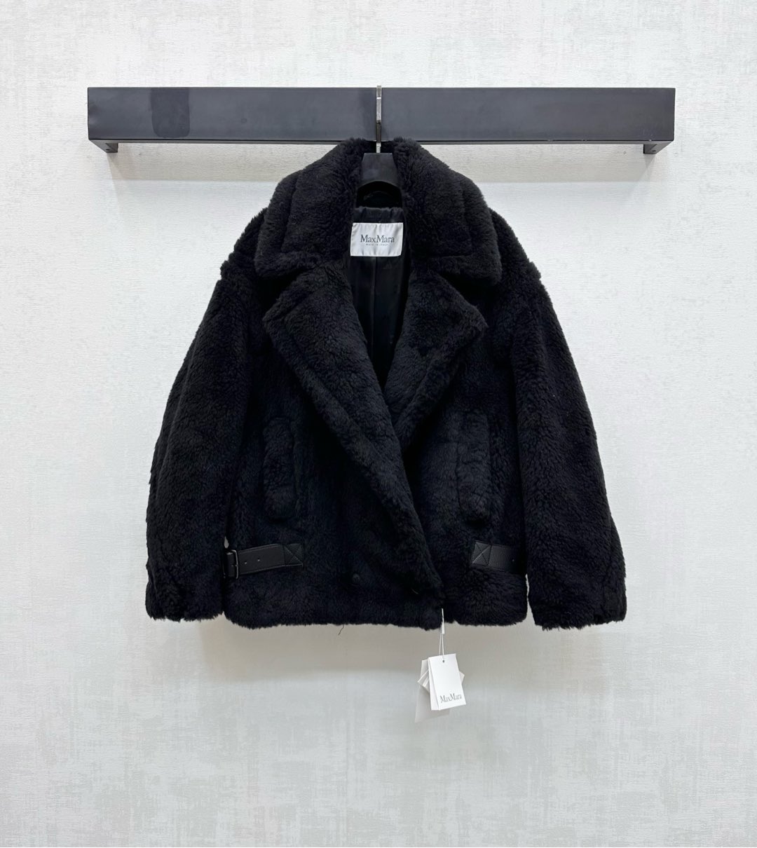 NO:502174,Maxmar* 2025 new product is available for the shelves of fur short jacket with custom made of YB imported wool material, sufficient hair, windproof and cold, whole fur fur soft and skin-friendly, Maillard outfit, full of jacquard letters and logo embellishment, highlighting the brand tone, open button adjustment and symmetrical leather buckle design, adding layered look, facial auxiliary material development, lapel jacket tailoring, suitable for more wear occasions and personal style, regular loose style, fashionable and inclusive, versatile items in autumn and winter, high-quality texture, layered out infinite styling, high-end,, jackets & coats, jackets & coats, alexander wang19860909配防尘袋Maxmar*2025新品上架皮草毛短款外套定制YB进口绵羊毛材质 毛量充足 防风御寒 通体皮草毛柔软亲肤 美拉德穿搭 内里满铺提花字母徽标点缀装饰 彰显品牌调性 开襟纽扣调节配合对称皮革袢扣设计 增添造型层次感 面辅料开发 翻领夹克外套剪裁 适配更多穿搭场合和个人风格 常规宽松版型时尚包容 秋冬百搭好物 质感高级 叠穿出无限造型  高版本,,jackets & coats,jackets & coats,alexander wang,Women's clothing