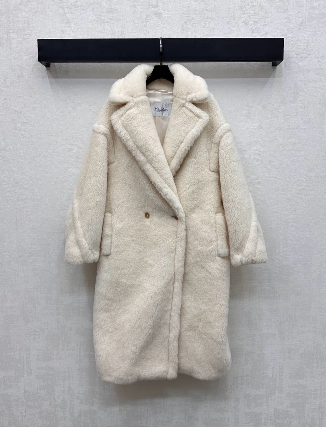 NO:502194,Maxmar* 2025 new product is available for the shelves of fur long coat custom YB imported wool material, sufficient hair, windproof and cold, whole fur fur soft and skin-friendly, Maillard outfit, full of jacquard letters and logo embellishment, highlighting the brand tone, open button adjustment and symmetrical pocket design, add to the styling layering, surface auxiliary material development, lapel long coat tailoring, adapt to more wear occasions and personal styles, regular loose style, fashionable and inclusive, versatile items in autumn and winter, high-quality texture, layered unlimited style, high-end 4 colors,, jackets & coats, alexander wang19860909配防尘袋Maxmar*2025新品上架皮草毛长款大衣定制YB进口绵羊毛材质 毛量充足 防风御寒 通体皮草毛柔软亲肤 美拉德穿搭 内里满铺提花字母徽标点缀装饰 彰显品牌调性 开襟纽扣调节配合对称口袋设计 增添造型层次感 面辅料开发 翻领长款外套剪裁 适配更多穿搭场合和个人风格 常规宽松版型时尚包容 秋冬百搭好物 质感高级 叠穿出无限造型  高版本4色,,jackets & coats,alexander wang,Women's clothing