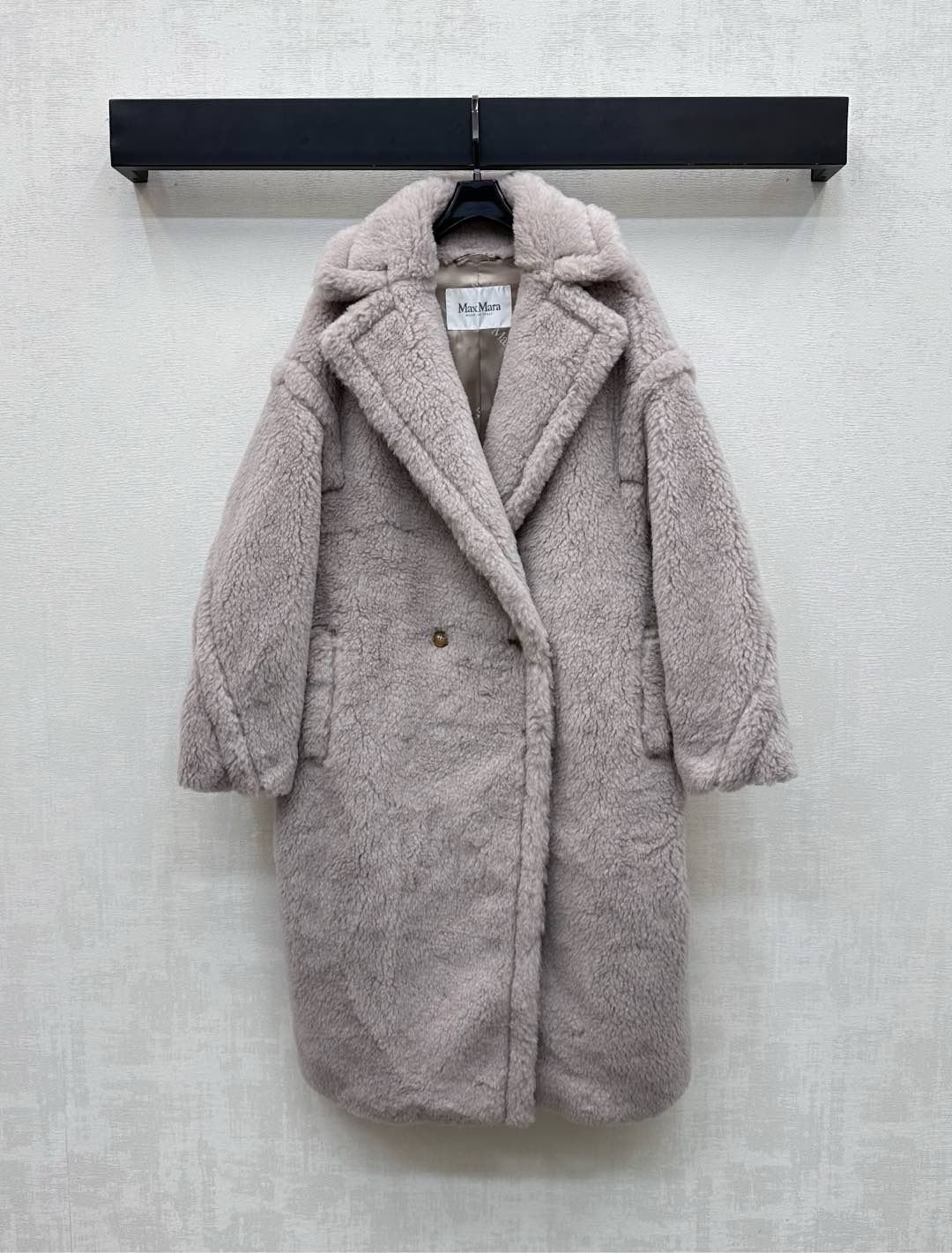 NO:502186,Maxmar* 2025 new product is available for the shelves of fur long coat custom YB imported wool material, sufficient hair, windproof and cold, whole fur fur soft and skin-friendly, Maillard outfit, full of jacquard letters and logo embellishment, highlighting the brand tone, open button adjustment and symmetrical pocket design, add to the styling layering, surface auxiliary material development, lapel long coat tailoring, adapt to more wear occasions and personal styles, regular loose style, fashionable and inclusive, versatile items in autumn and winter, high-quality texture, layered unlimited style, high-end 4 colors,, jackets & coats, alexander wang19860909配防尘袋Maxmar*2025新品上架皮草毛长款大衣定制YB进口绵羊毛材质 毛量充足 防风御寒 通体皮草毛柔软亲肤 美拉德穿搭 内里满铺提花字母徽标点缀装饰 彰显品牌调性 开襟纽扣调节配合对称口袋设计 增添造型层次感 面辅料开发 翻领长款外套剪裁 适配更多穿搭场合和个人风格 常规宽松版型时尚包容 秋冬百搭好物 质感高级 叠穿出无限造型  高版本4色,,jackets & coats,alexander wang,Women's clothing