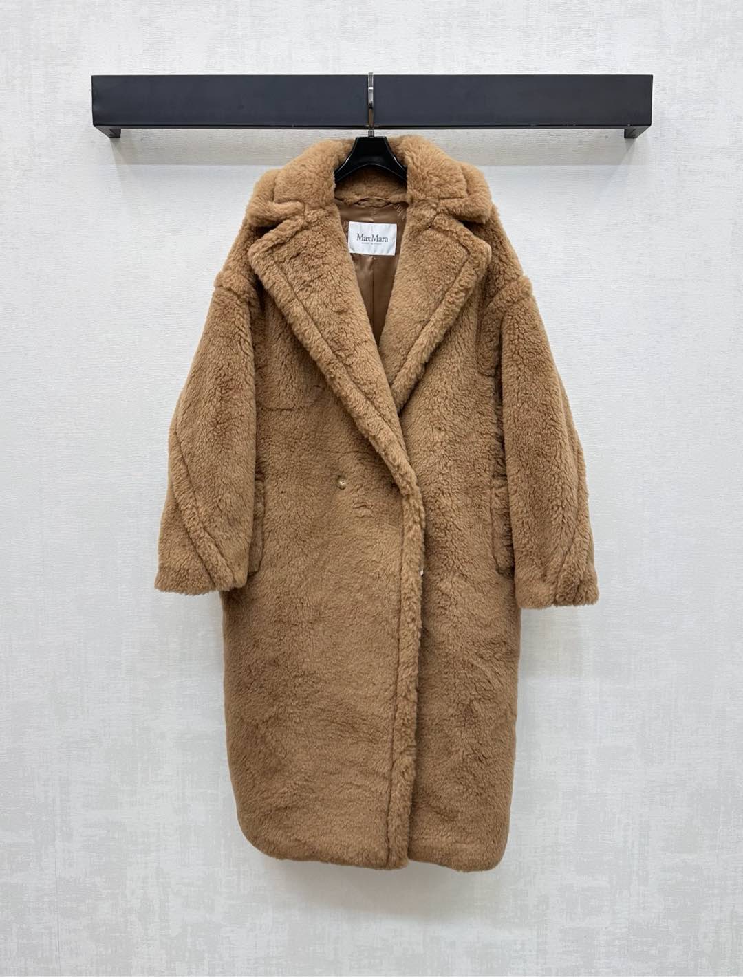 NO:502176,Maxmar* 2025 new product is available for the shelves of fur long coat custom YB imported wool material, sufficient hair, windproof and cold, whole fur fur soft and skin-friendly, Maillard outfit, full of jacquard letters and logo embellishment, highlighting the brand tone, open button adjustment and symmetrical pocket design, add to the styling layering, surface auxiliary material development, lapel long coat tailoring, adapt to more wear occasions and personal styles, regular loose style, fashionable and inclusive, versatile items in autumn and winter, high-quality texture, layered unlimited style, high-end 4 colors,, jackets & coats, alexander wang19860909配防尘袋Maxmar*2025新品上架皮草毛长款大衣定制YB进口绵羊毛材质 毛量充足 防风御寒 通体皮草毛柔软亲肤 美拉德穿搭 内里满铺提花字母徽标点缀装饰 彰显品牌调性 开襟纽扣调节配合对称口袋设计 增添造型层次感 面辅料开发 翻领长款外套剪裁 适配更多穿搭场合和个人风格 常规宽松版型时尚包容 秋冬百搭好物 质感高级 叠穿出无限造型  高版本4色,,jackets & coats,alexander wang,Women's clothing