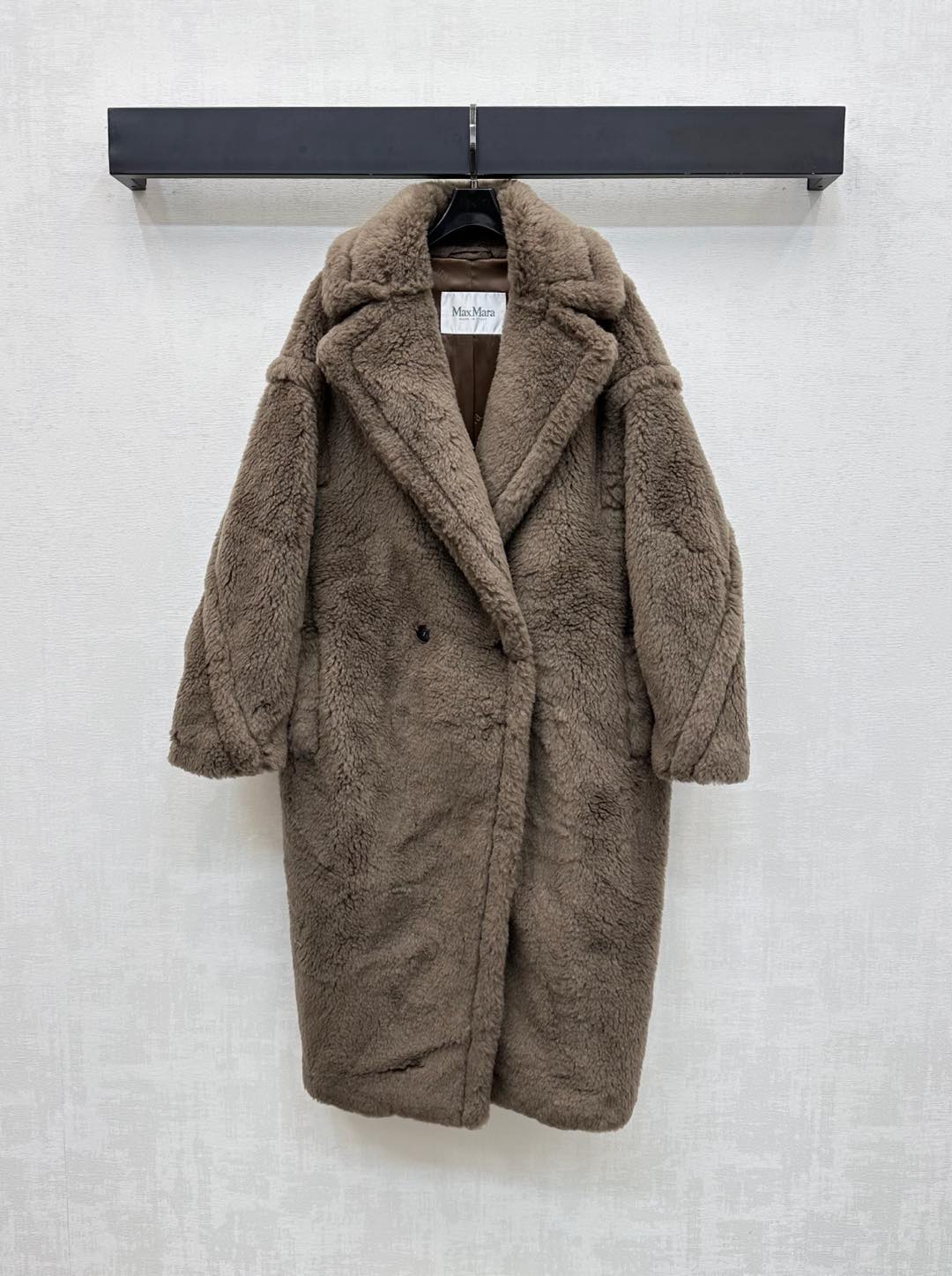 NO:502165,Maxmar* 2025 new product is available for the shelves of fur long coat custom YB imported wool material, sufficient hair, windproof and cold, whole fur fur soft and skin-friendly, Maillard outfit, full of jacquard letters and logo embellishment, highlighting the brand tone, open button adjustment and symmetrical pocket design, add to the styling layering, surface auxiliary material development, lapel long coat tailoring, adapt to more wear occasions and personal styles, regular loose style, fashionable and inclusive, versatile items in autumn and winter, high-quality texture, layered unlimited style, high-end 4 colors,, jackets & coats, alexander wang19860909配防尘袋Maxmar*2025新品上架皮草毛长款大衣定制YB进口绵羊毛材质 毛量充足 防风御寒 通体皮草毛柔软亲肤 美拉德穿搭 内里满铺提花字母徽标点缀装饰 彰显品牌调性 开襟纽扣调节配合对称口袋设计 增添造型层次感 面辅料开发 翻领长款外套剪裁 适配更多穿搭场合和个人风格 常规宽松版型时尚包容 秋冬百搭好物 质感高级 叠穿出无限造型  高版本4色,,jackets & coats,alexander wang,Women's clothing