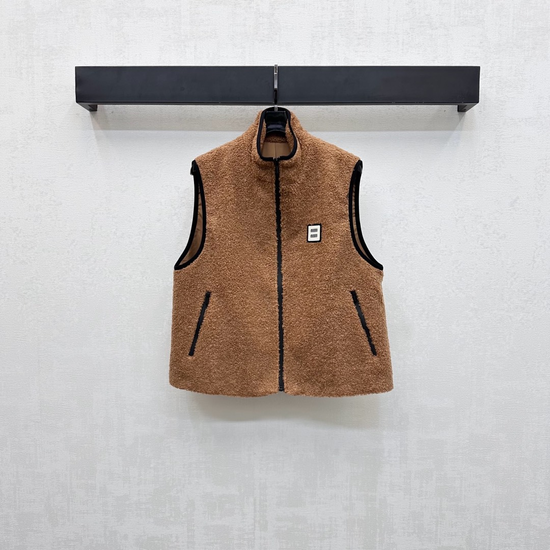 NO:500398,Miumi 2025 new product is available on the shelves of Teddy Plush Zipper Vest Customized YB imported Teddy Plush material, soft and comfortable texture, adjust with open zipper, and match with symmetrical pocket style decoration to add layering, the chest is decorated with iconic white background, black-lined logo, matched with collar cuffs, contrasting color and edges to highlight the brand tone, surface and auxiliary materials development, stand-up collar vest tailoring, overall silhouette, straight and straight, furry feel, playful and age-reducing, glutinous and fashionable outfit, first choice for autumn and winter outfits, single-fit layering, high-end version 2 colors,,miumiu,alexander wang19860909Miumi2025新品上架泰迪毛绒拉链马甲定制YB进口泰迪毛绒材质 质感柔软舒适 沿用开襟拉链调节 配合对称口袋版型装饰 增添造型层次感 胸前融入标志性白底黑字徽标装点 搭配领口袖口撞色包边 彰显品牌调性 面辅料开发 立领马甲剪裁 整体廓形立挺 毛茸茸手感 穿搭俏皮减龄 糯糯的时髦穿搭 秋冬穿搭首选 单穿叠穿均可  高版本2色,,miumiu,alexander wang,Women's clothing
