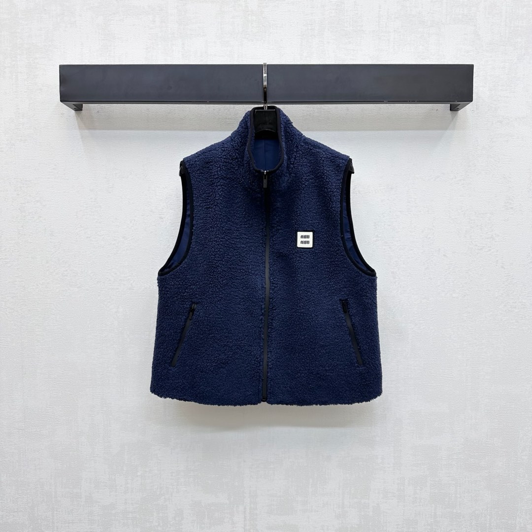 NO:500394,Miumi 2025 new product is available on the shelves of Teddy Plush Zipper Vest Customized YB imported Teddy Plush material, soft and comfortable texture, use open zipper adjustment, matched with symmetrical pocket style decoration, add layered look, and incorporate iconic white background, black logo decoration on the chest, matched with collar cuffs, contrasting color and edges to highlight the brand tone, surface and auxiliary materials development, stand-up collar vest tailoring, overall silhouette, straight and straight, furry feel, playful and age-reducing, glutinous and fashionable outfit, first choice for autumn and winter outfits, single-fit layering, high-end version 2 colors,,miumiu,alexander wang19860909Miumi2025新品上架泰迪毛绒拉链马甲定制YB进口泰迪毛绒材质 质感柔软舒适 沿用开襟拉链调节 配合对称口袋版型装饰 增添造型层次感 胸前融入标志性白底黑字徽标装点 搭配领口袖口撞色包边 彰显品牌调性 面辅料开发 立领马甲剪裁 整体廓形立挺 毛茸茸手感 穿搭俏皮减龄 糯糯的时髦穿搭 秋冬穿搭首选 单穿叠穿均可  高版本2色,,miumiu,alexander wang,Women's clothing