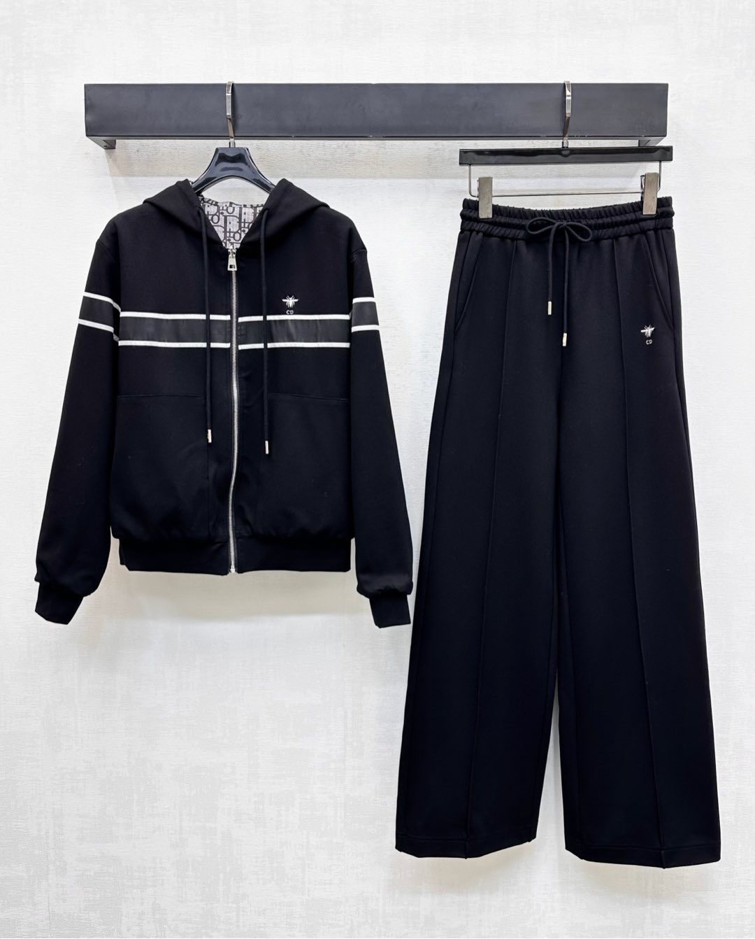 NO:500390,Dio*2025 new product is on the shelves of two-sided hooded jackets and trousers sets. Customized YB imported silk cotton material. Texture and luster. Comfortable and smooth two-sided styling. One side is covered with iconic presbyterian letters. The dark elements are rich in visual effects. The one side is plain and versatile. The letter webbing stripes are horizontally penetrated on the chest to highlight the brand tone. The surface auxiliary material development. Hooded drawstring jacket tailoring can be matched with the same series. The pants are integrated into the bee CD embroidery logo and echo the style. The drawstring adjustment is more personalized and casual. Add a sense of styling. The set is simple and advanced. Daily casual wear guide. Slack and fashionable. High version,,dior,jackets & coats,hats,alexander wang19860909Dio*2025新品上架两面穿连帽外套长裤套装定制YB进口人丝棉材质 质感光泽 舒适垂顺两面穿设计 一面铺满标志性老花字母图暗元素 丰富视觉效果更显时髦 一面素色百搭百搭 搭配胸前横向贯穿字母织带条纹 彰显品牌调性 面辅料开发 连帽抽绳外套剪裁 可搭配同系列直筒长裤 裤子融入蜜蜂CD刺绣徽标呼应风格 抽绳调节更显个性休闲 增添造型层次感 成套搭配简约高级 日常休闲穿搭指南 松弛时髦  高版本,,dior,jackets & coats,hats,alexander wang,Women's clothing